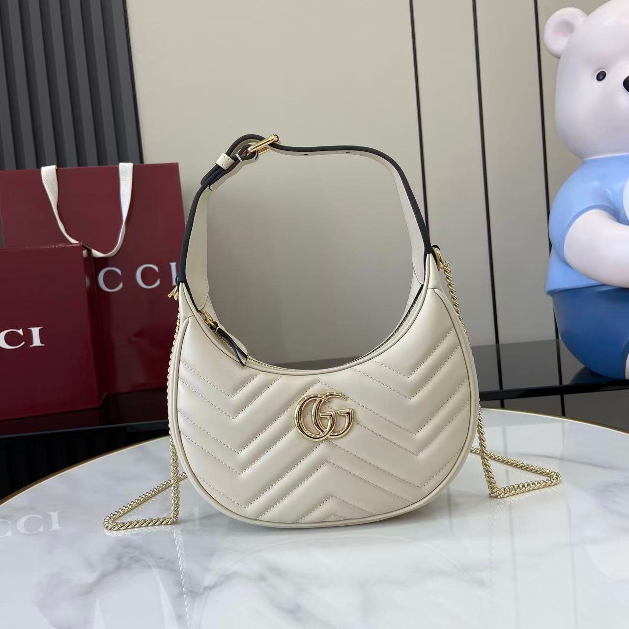 Gucci高仿GG Marmont半月肩背包奶油白絎縫設計優雅百搭鏈條款時尚精品風格699514