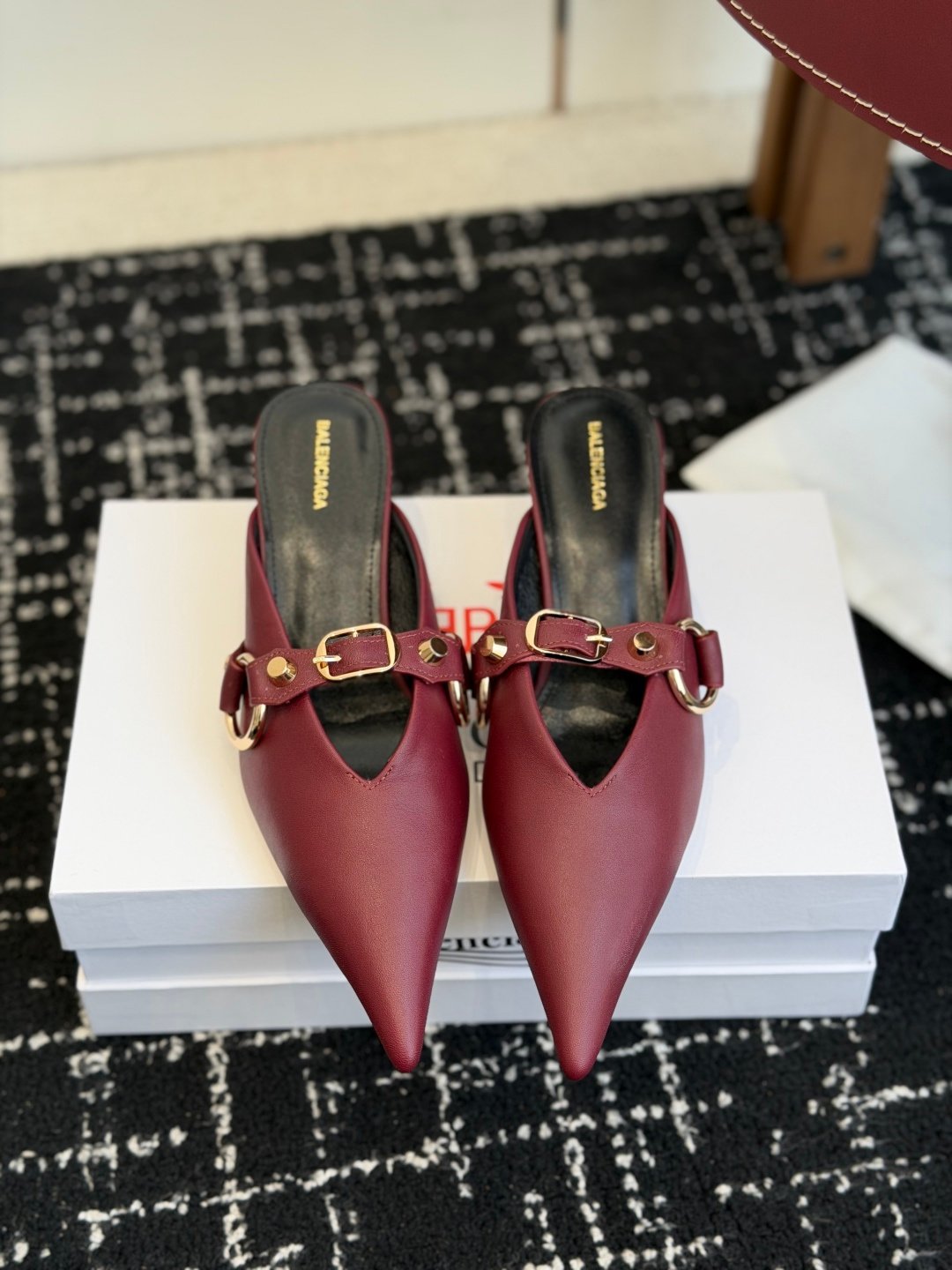 Balenciaga精品仿製穆勒鞋酒紅色尖頭金扣設計優雅百搭新品氣質女鞋風