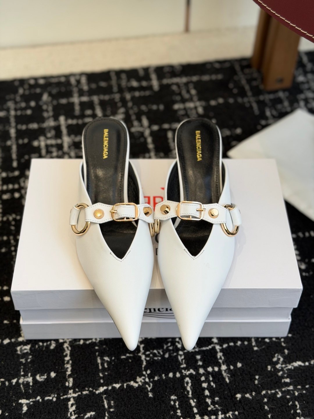 Balenciaga高仿穆勒鞋白色尖頭金扣設計優雅百搭新品時尚氣質女鞋