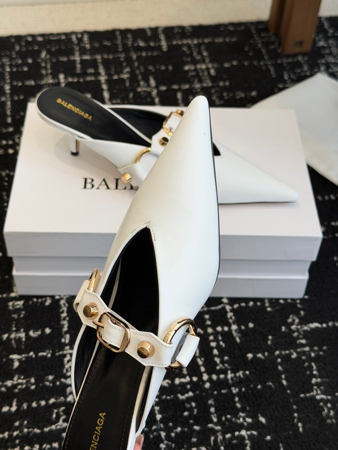 Balenciaga高仿穆勒鞋白色尖頭金扣設計優雅百搭新品時尚氣質女鞋