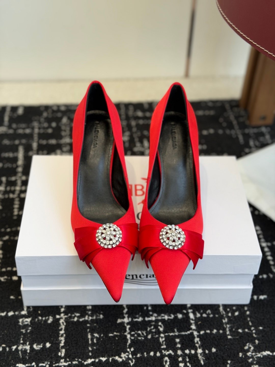 Balenciaga原單尖頭高跟鞋紅色水鑽扣飾設計優雅氣場新品時尚女鞋風