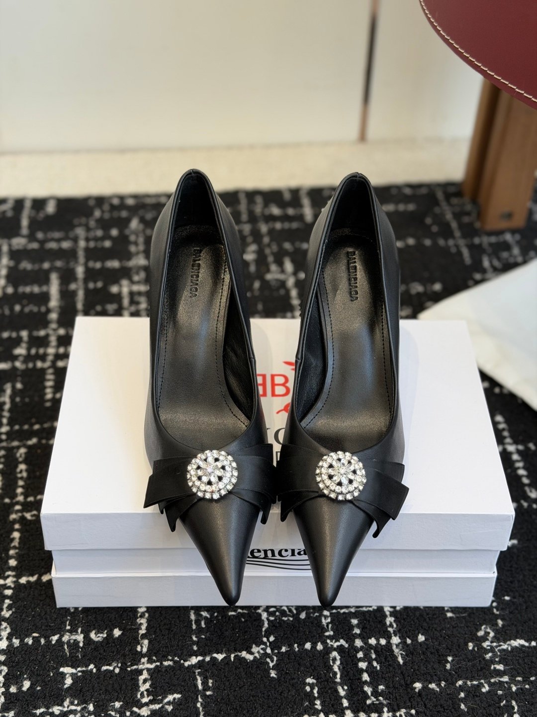Balenciaga高仿尖頭高跟鞋黑色水鑽扣飾設計優雅氣質新品歐美時尚風