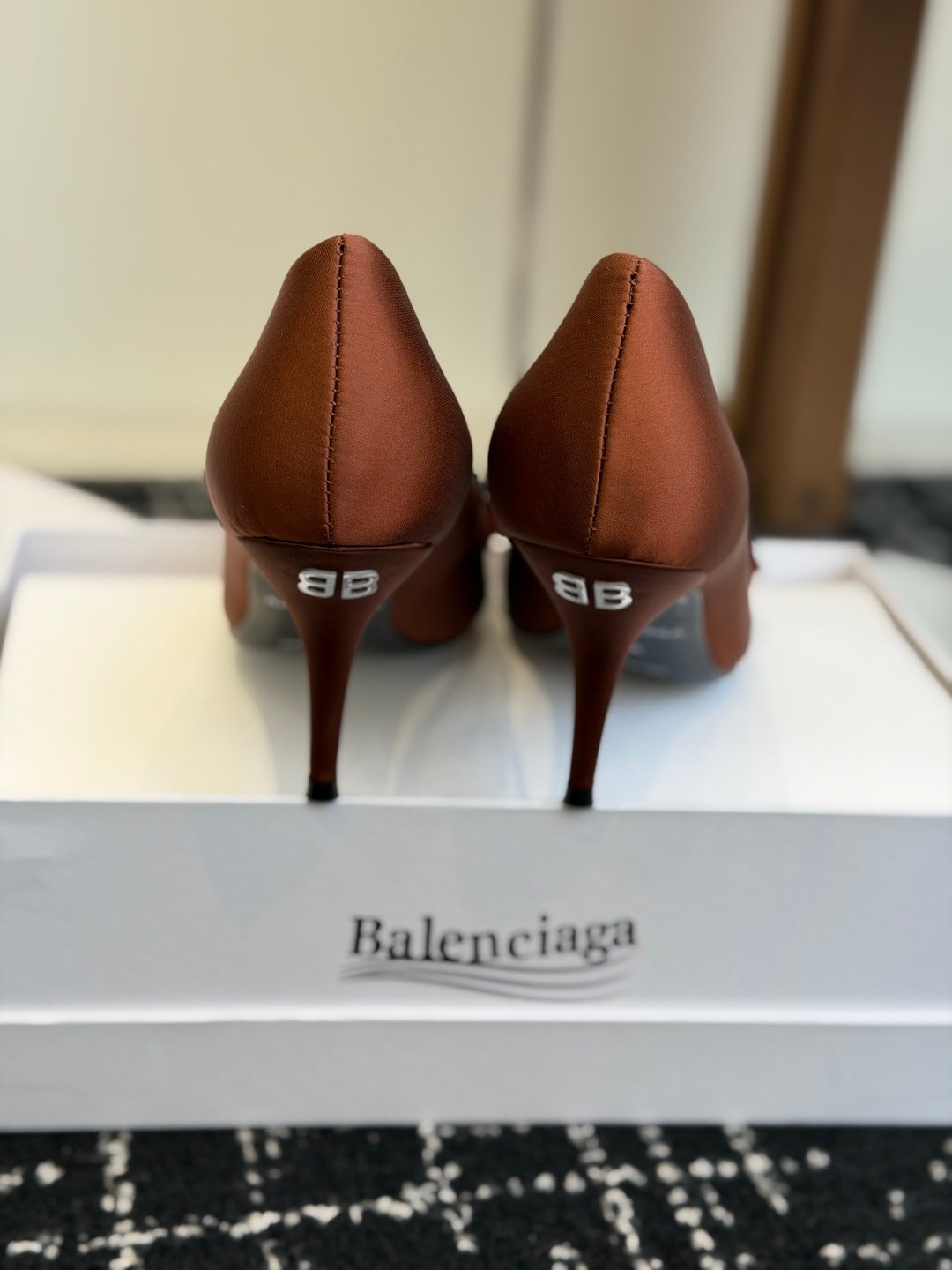 Balenciaga一比一尖頭高跟鞋棕色水鑽扣飾設計優雅氣質新品時尚百搭風
