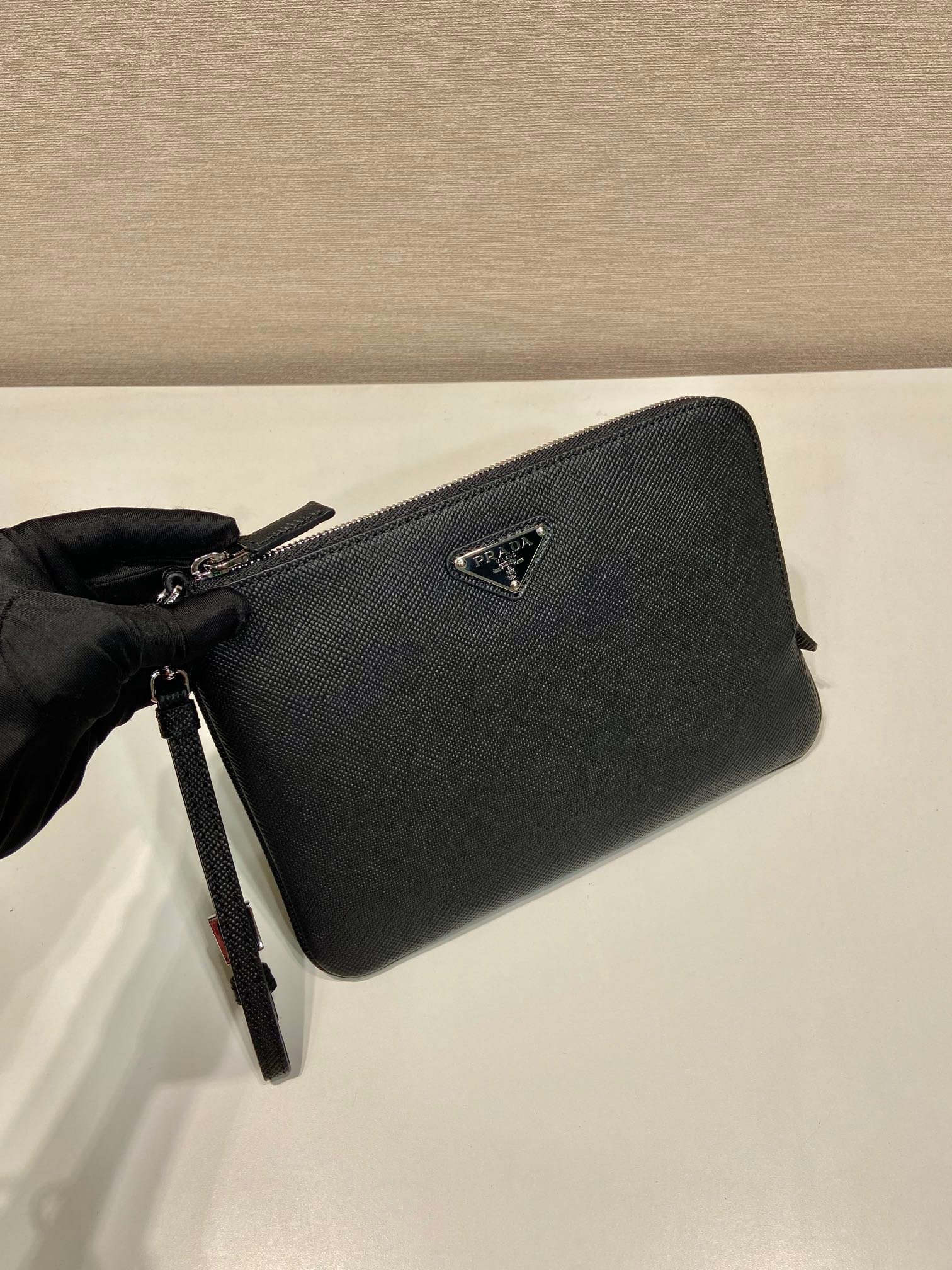 原單精品 Prada2NH024 十字紋牛皮男士手包 小號