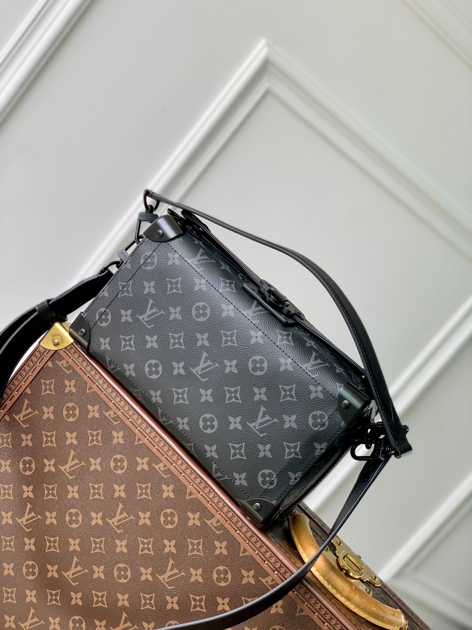 Louis Vuitton高仿Soft Trunk黑色Monogram斜背包潮流男士精品方形郵差包