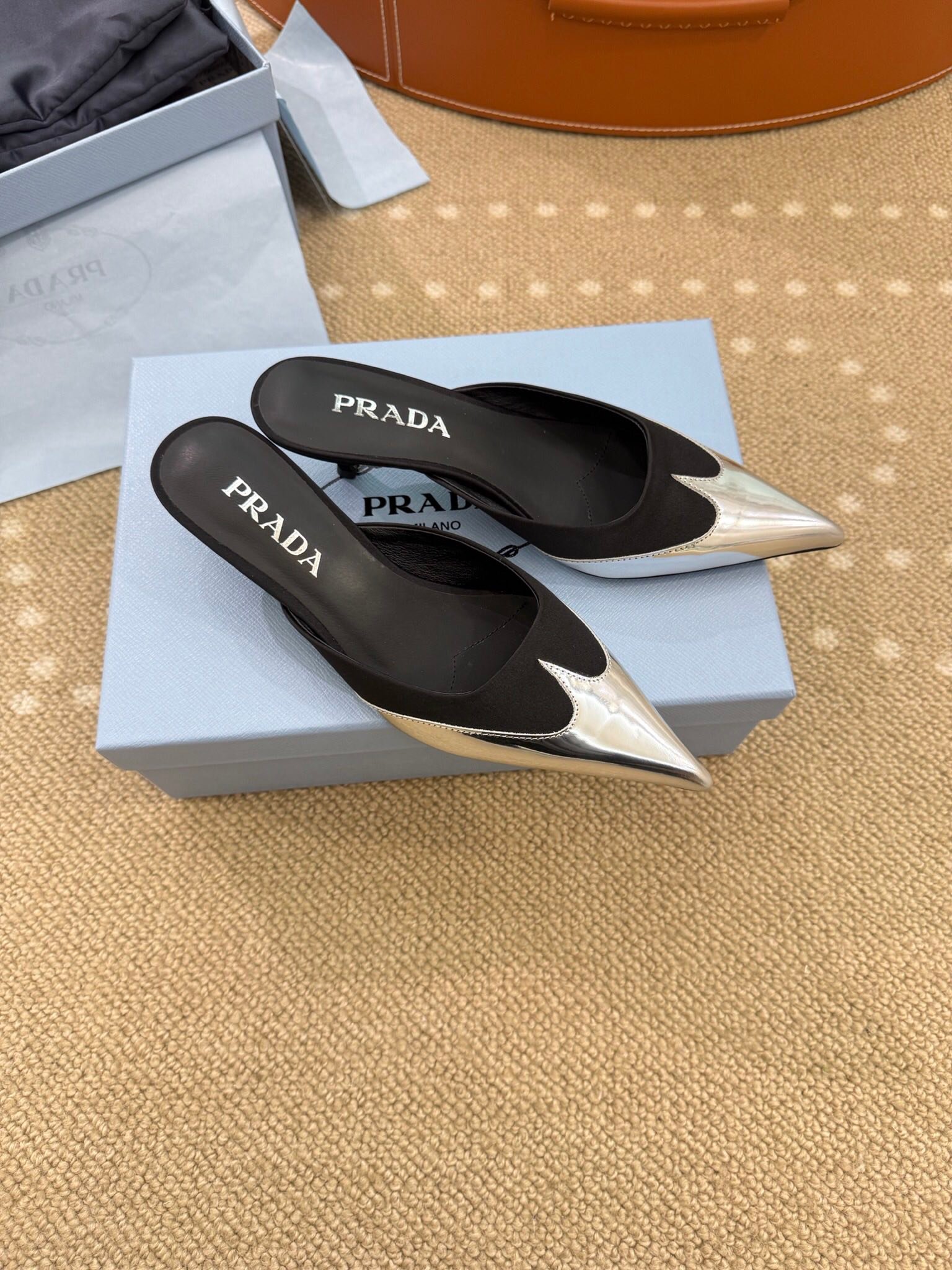 Prada精品仿製穆勒鞋黑色拼接金屬尖頭設計低跟拖鞋優雅百搭女鞋