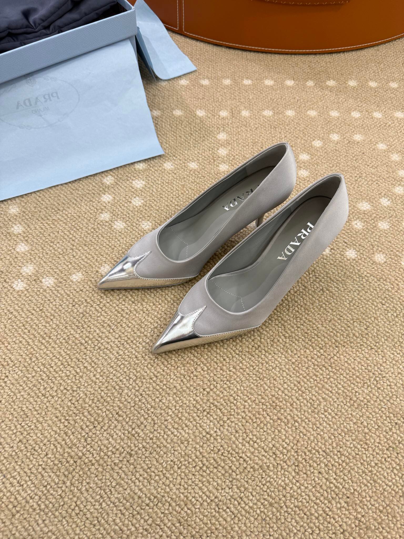 Prada高仿尖頭高跟鞋灰色拼接金屬鞋頭細跟設計優雅氣質精品女鞋