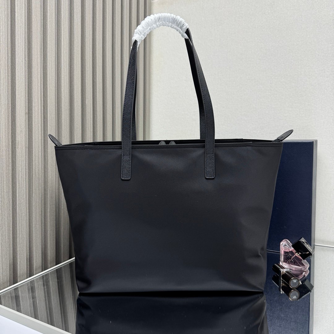 精品仿製 Prada1BG052 尼龍托特購物包 三角徽標款