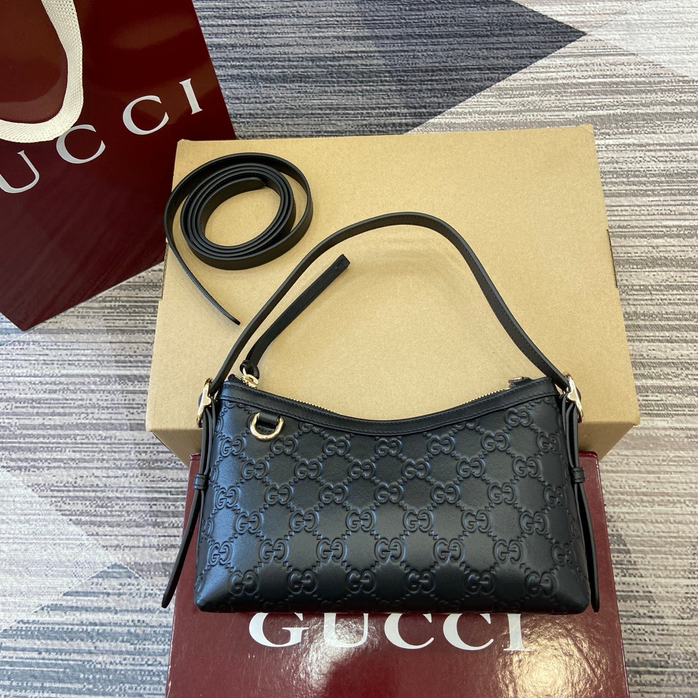 Gucci高仿壓紋GG腋下肩背包黑色簡約高級感百搭斜背小包時尚精品風格847450