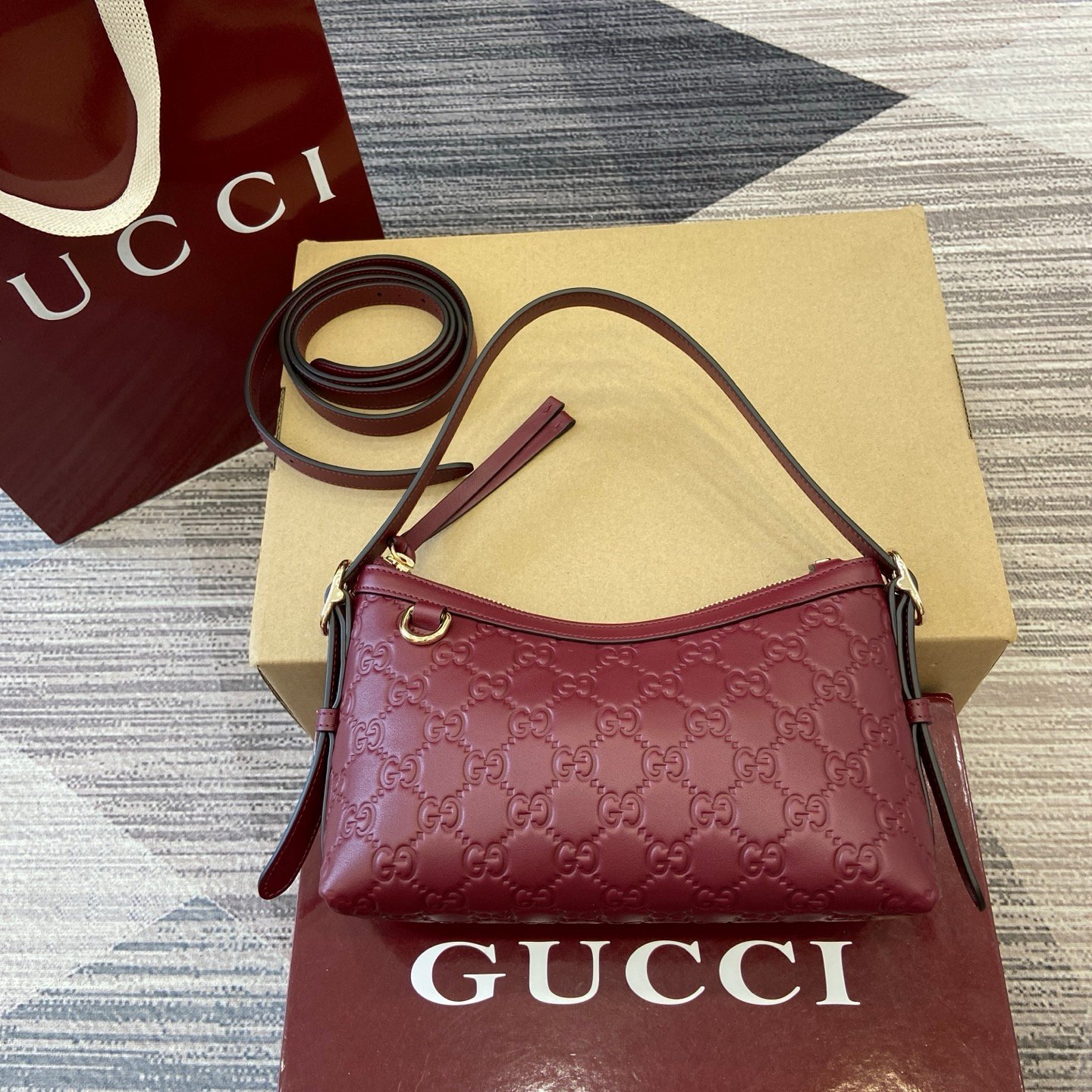 Gucci高仿壓紋GG腋下肩背包酒紅復古優雅氣質小巧百搭斜背款精品風格847450