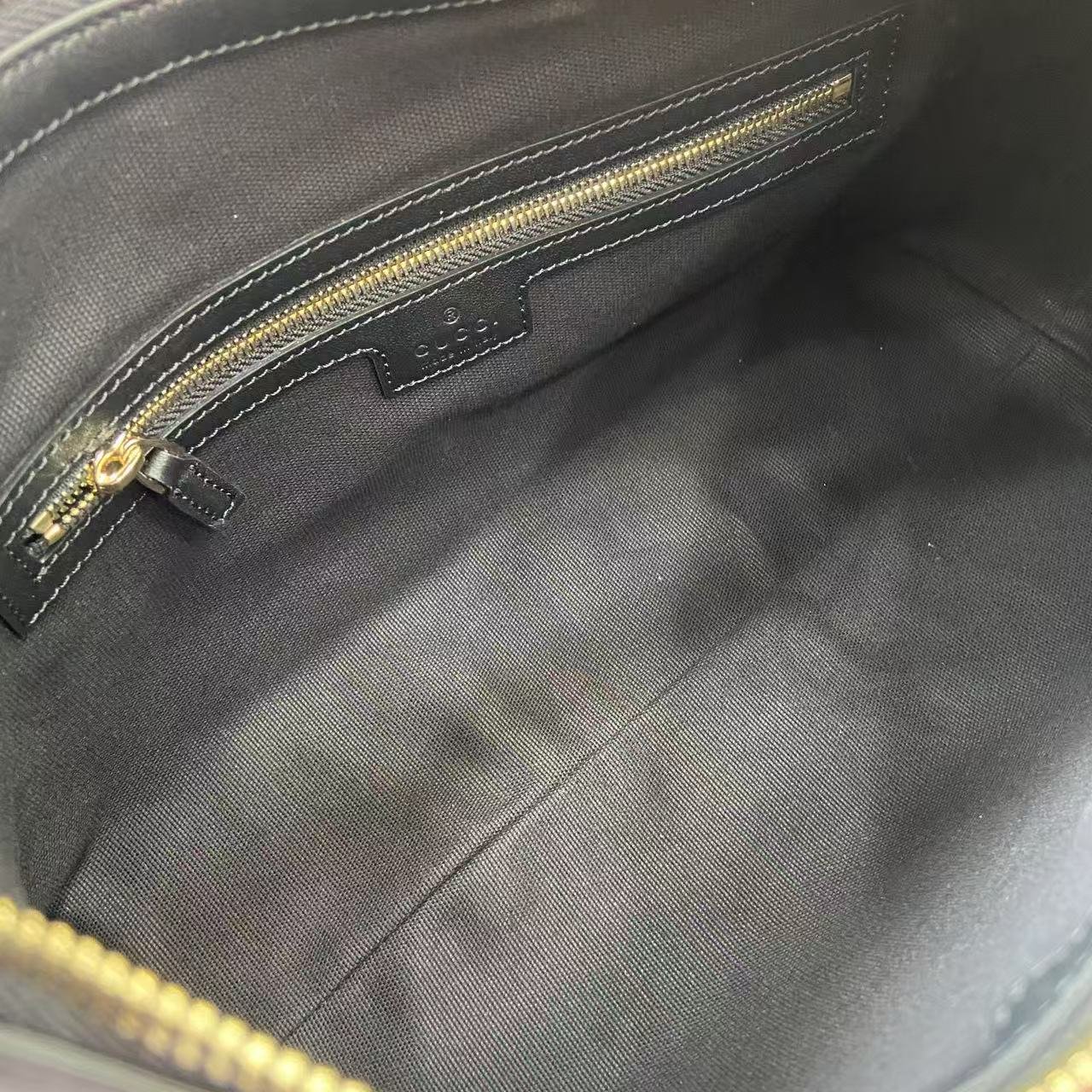 Gucci精品仿製壓紋GG肩背包黑色簡約高級感百搭腋下包時尚輕奢風格847449