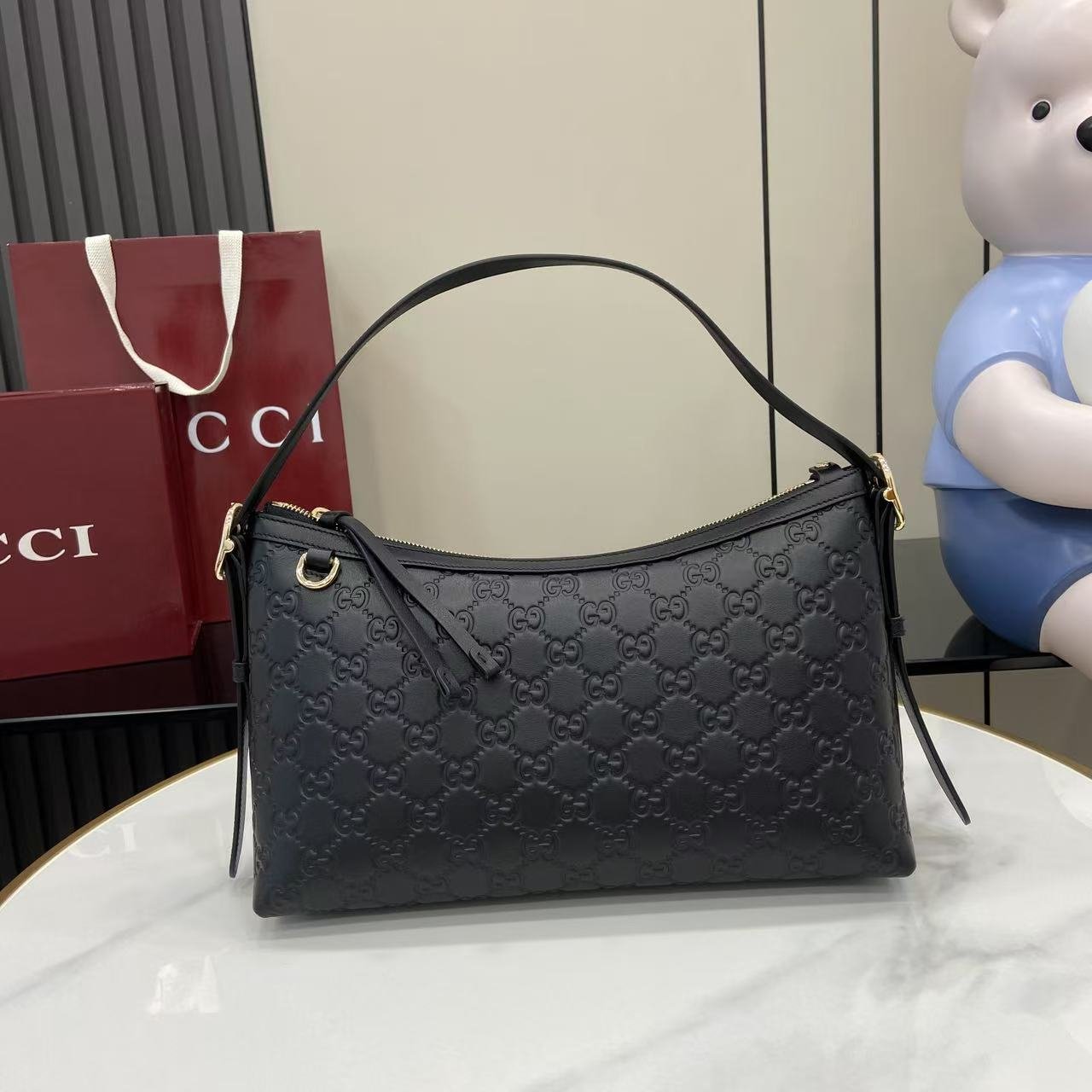 Gucci精品仿製壓紋GG肩背包黑色簡約高級感百搭腋下包時尚輕奢風格847449