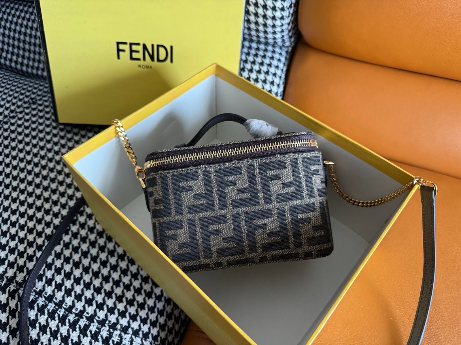 FENDI Vanity 煙草棕FF提花小盒子包 16cm 雙拉鍊手提斜背包 精品復刻版