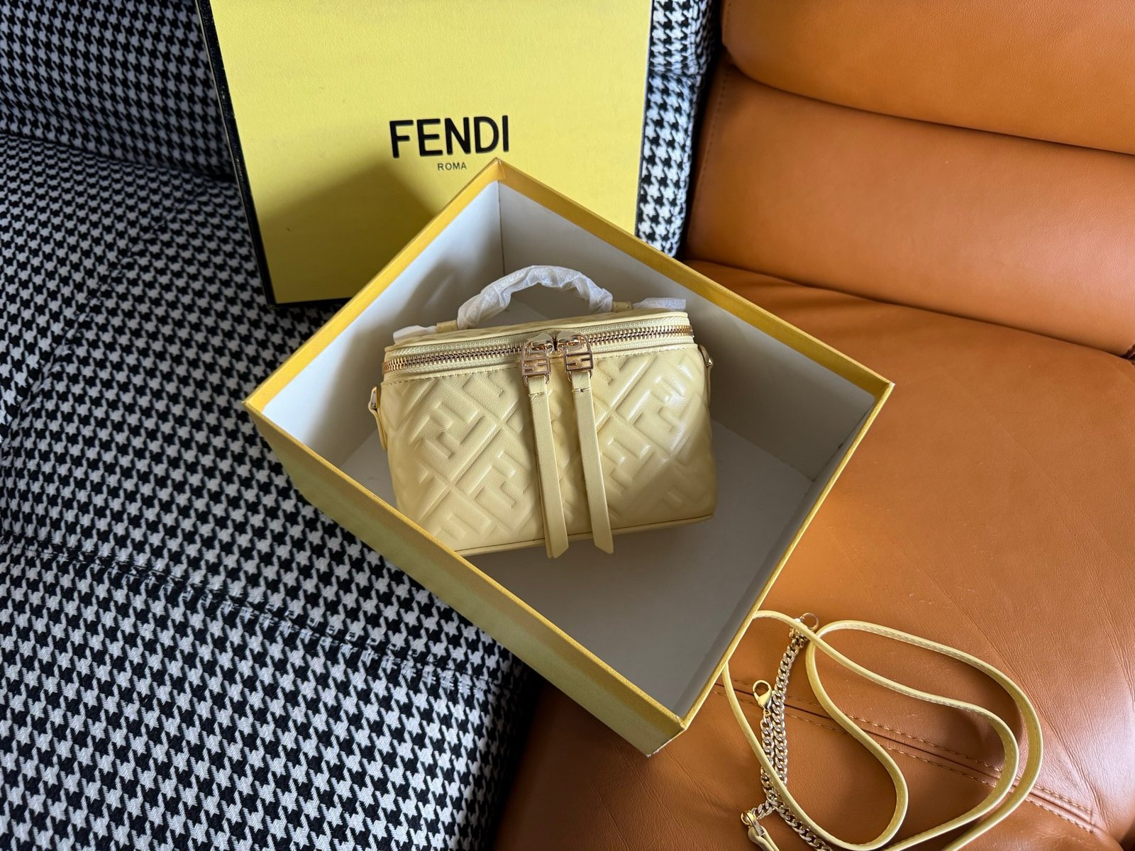 Fendi精品仿製Vanity迷你手提包FF立體壓紋納帕皮革斜背包義式時尚設計
