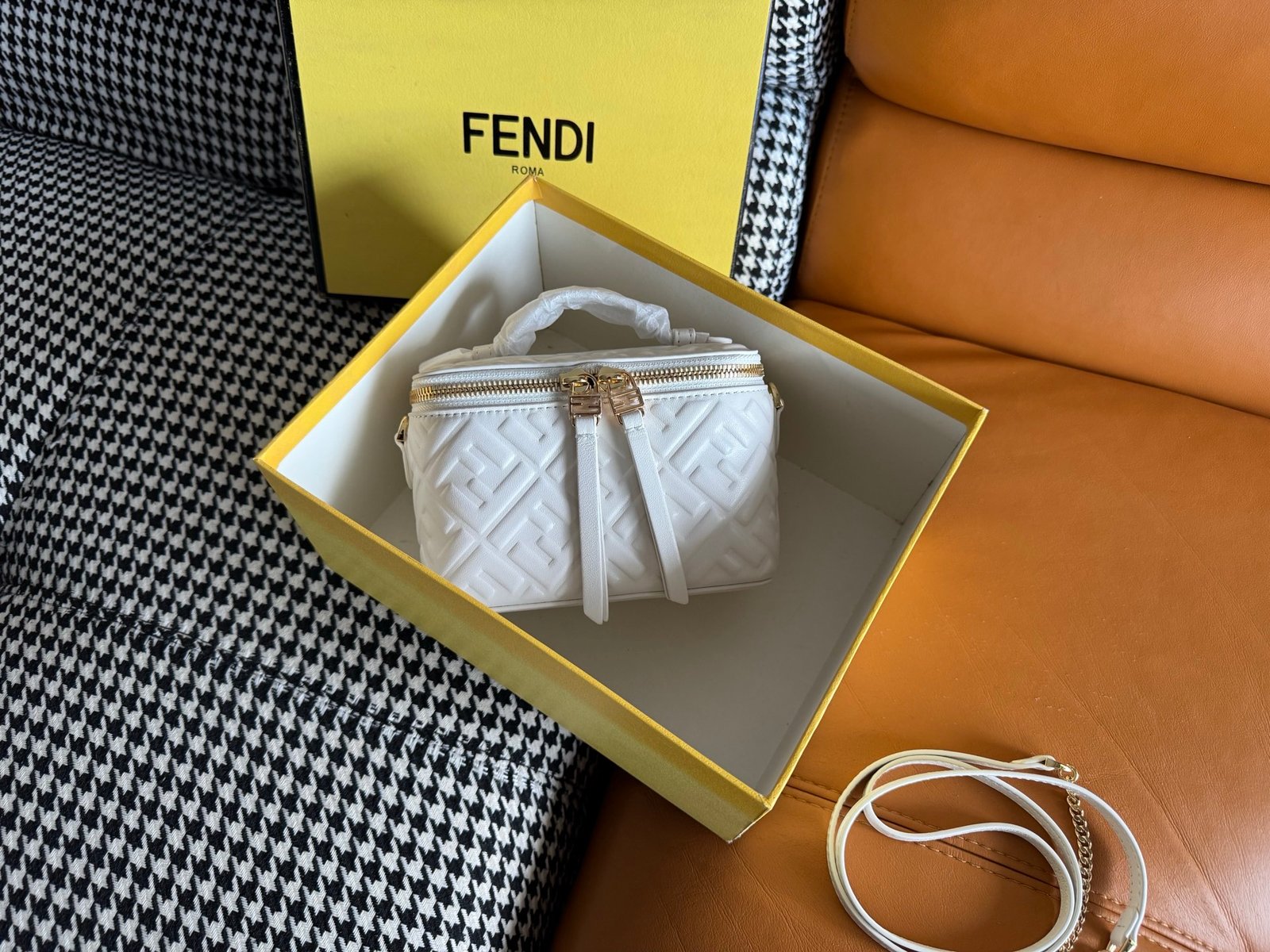 Fendi高仿Vanity迷你手提包FF立體壓紋納帕皮革斜背包義式時尚設計