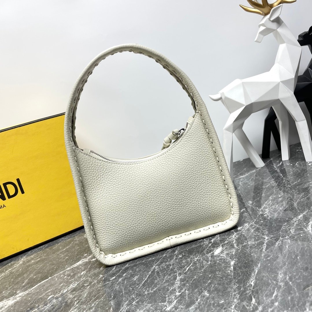 Fendi高仿Fendessence新月腋下包Selleria手工縫線時尚百搭義式精品設計