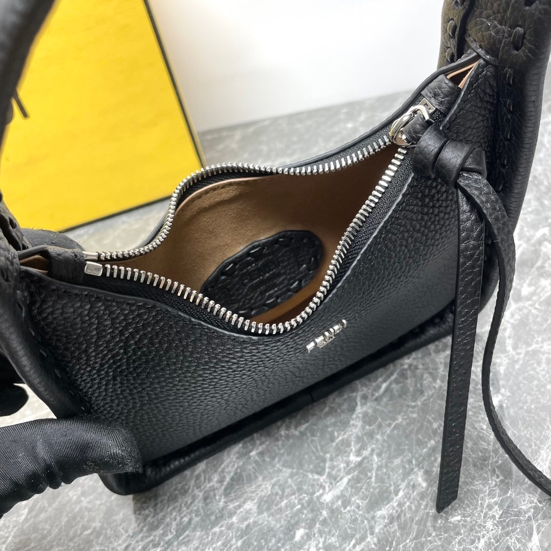 Fendi高仿Fendessence黑色新月腋下包Selleria手工縫線百搭經典義式精品風