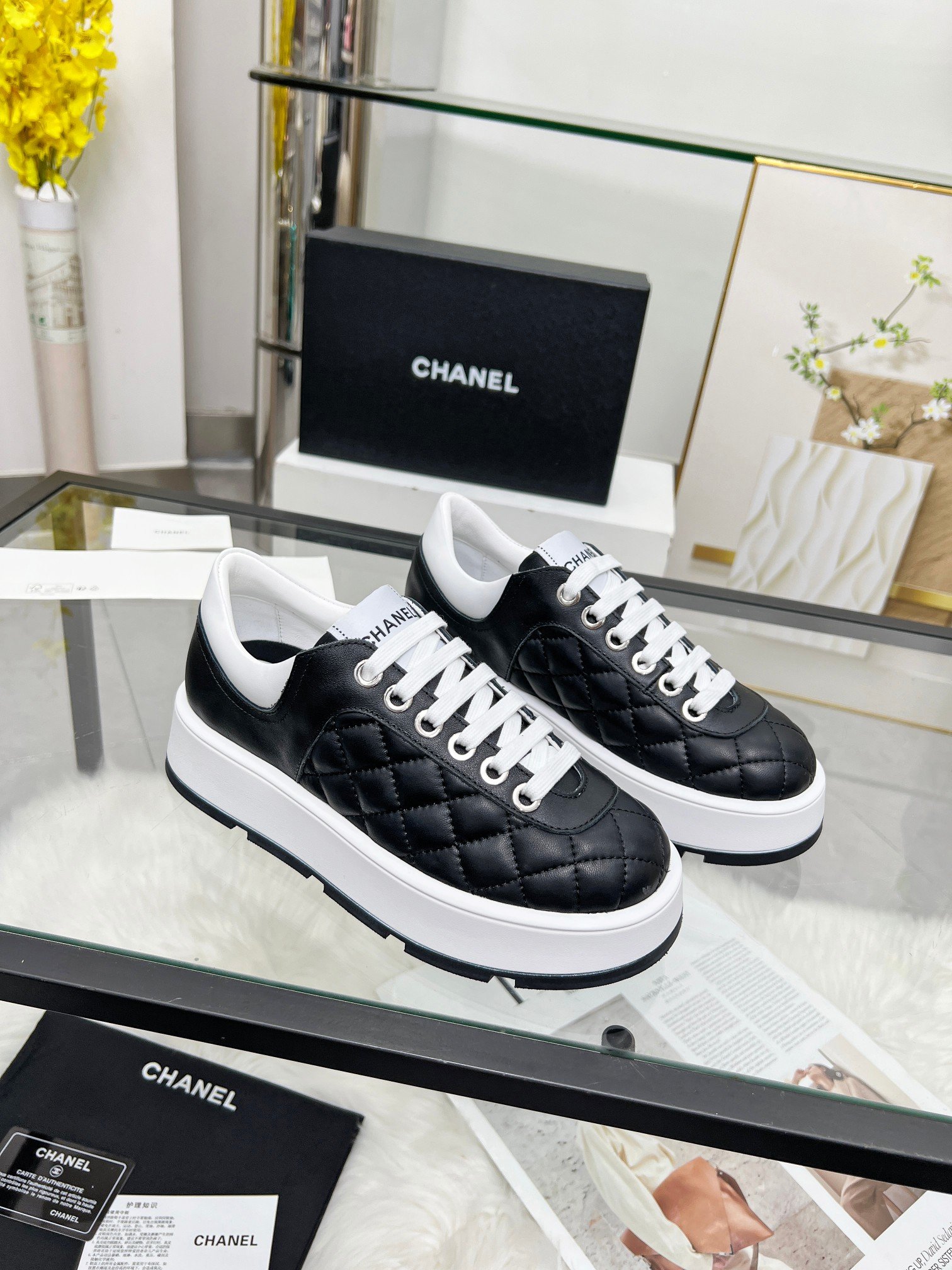 Chanel高仿休閒運動鞋黑色菱格紋厚底設計綁帶百搭潮流風格