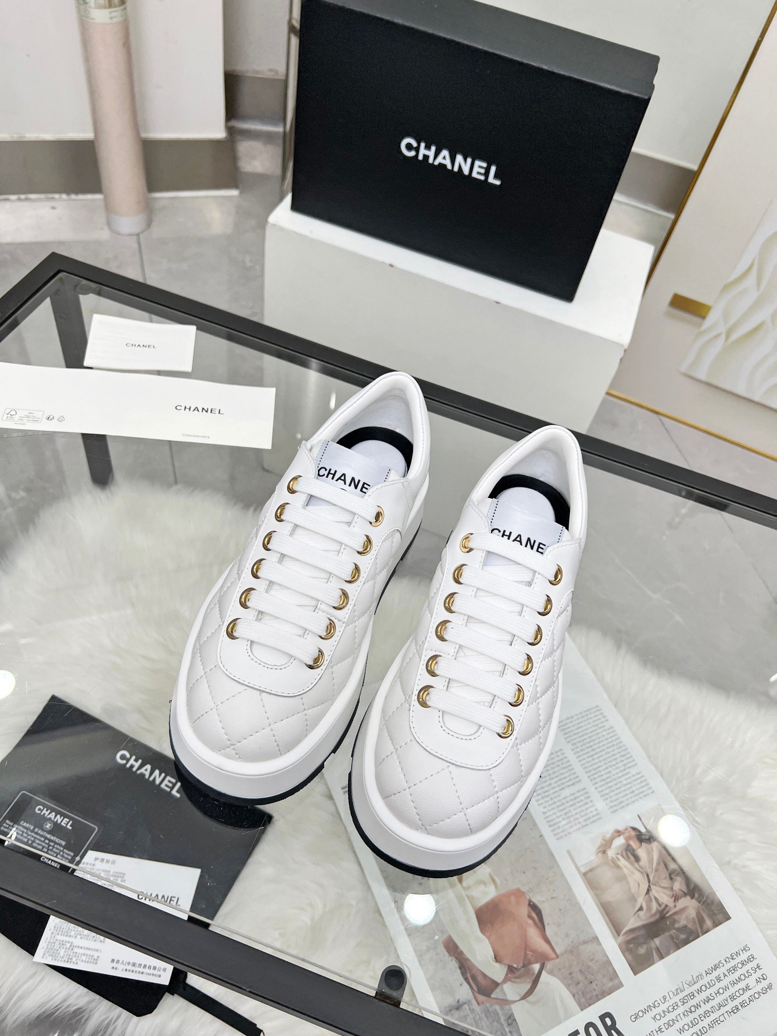 Chanel高仿休閒運動鞋白色菱格紋厚底設計金屬孔綁帶百搭時尚風格