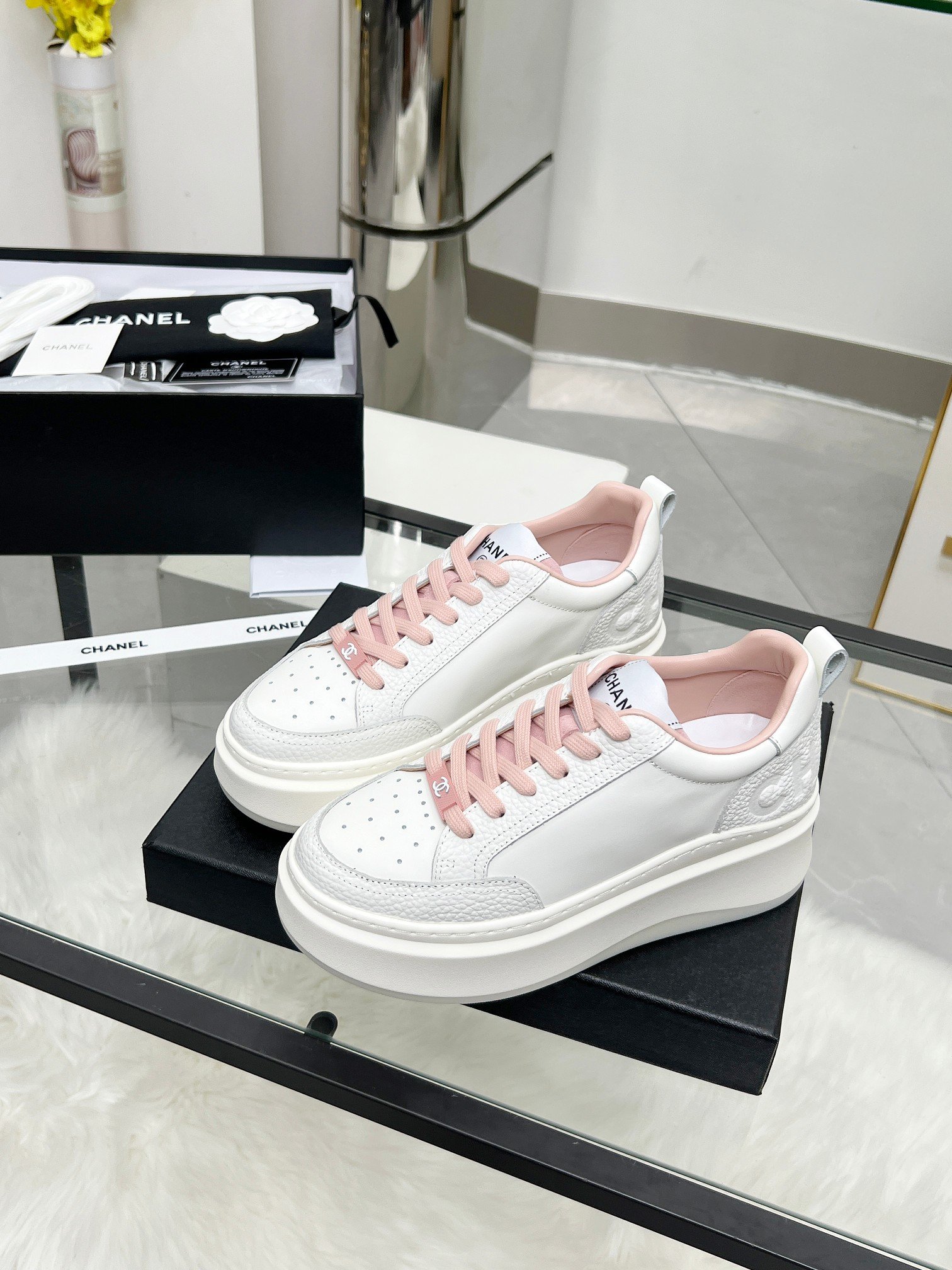 Chanel高仿休閒運動鞋白色厚底拼接粉色鞋帶設計甜美百搭時尚風格
