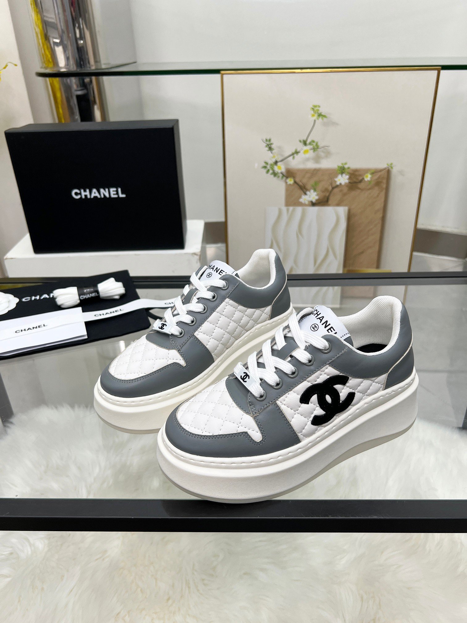 Chanel高仿運動鞋灰白拼接菱格厚底設計休閒百搭時尚風格款