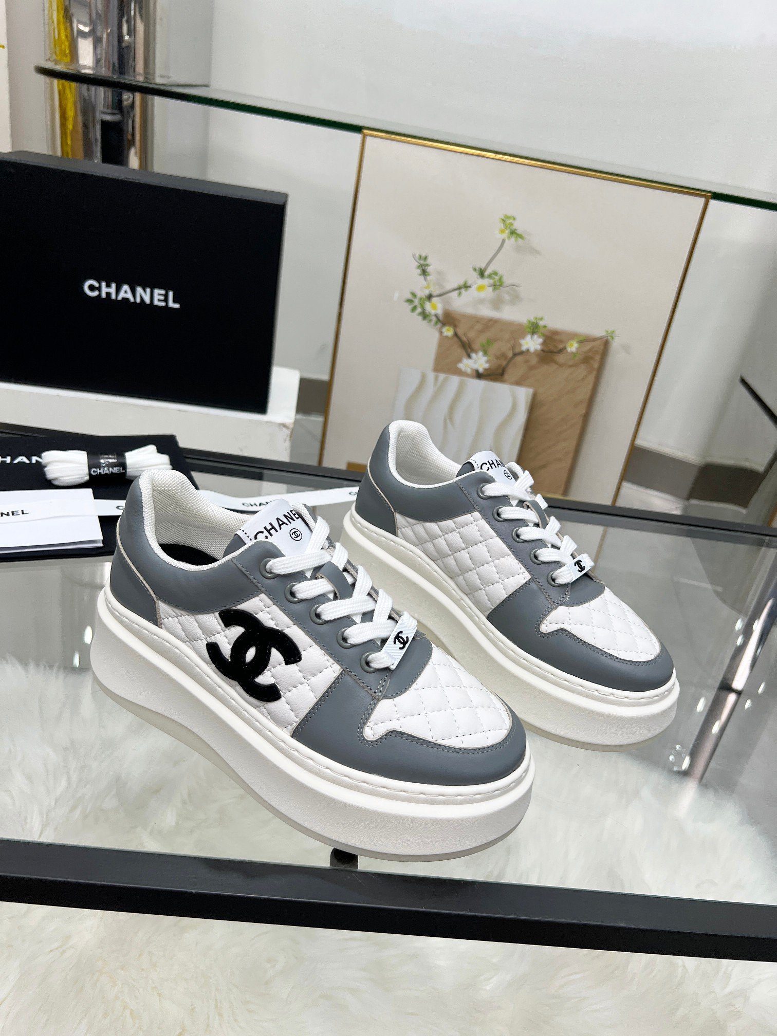 Chanel高仿運動鞋灰白拼接菱格厚底設計休閒百搭時尚風格款