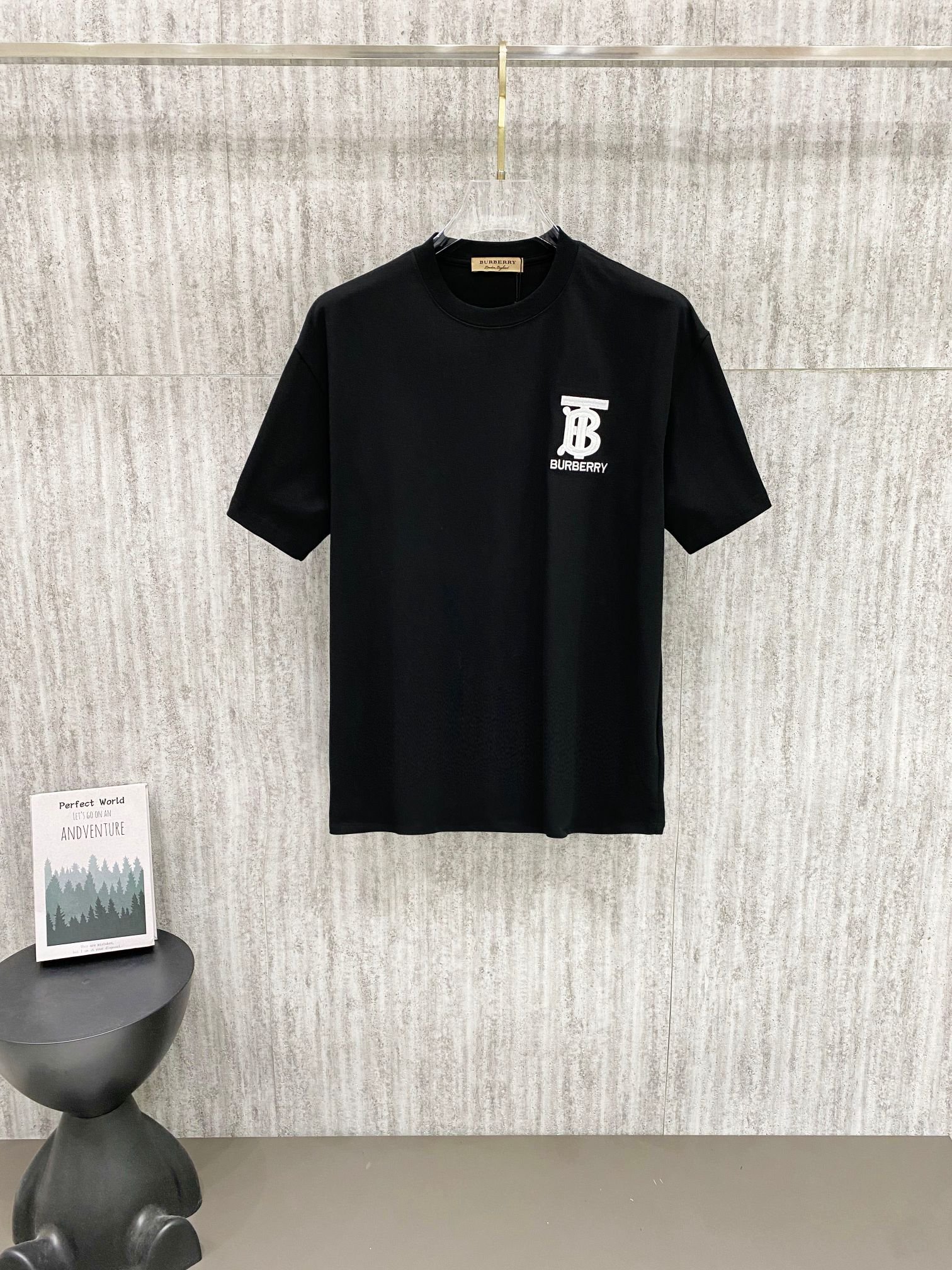Burberry高仿莆田鞋短袖T恤TB刺繡標誌設計黑色百搭簡約英倫潮流風格