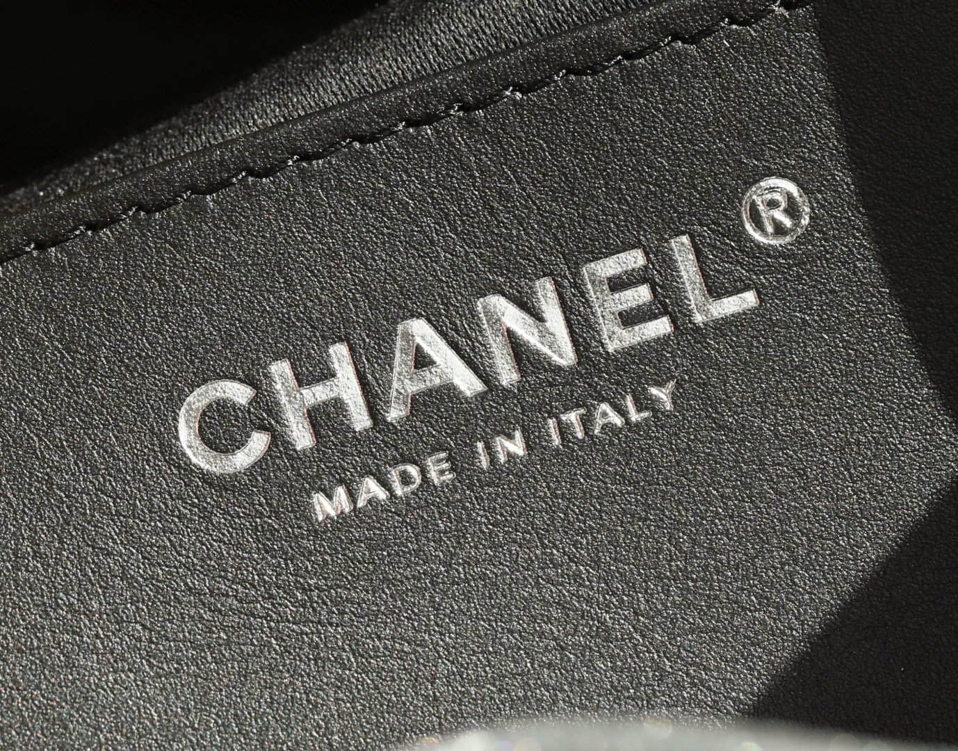 Chanel高仿水桶包銀色金屬光澤菱格紋鏈條束口時尚個性設計款