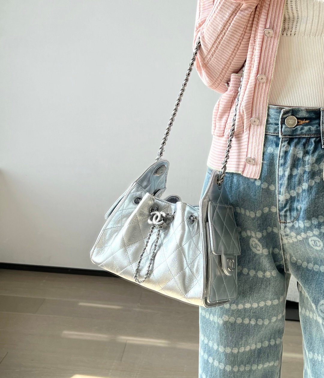 Chanel高仿水桶包銀色金屬光澤菱格紋鏈條束口時尚個性設計款
