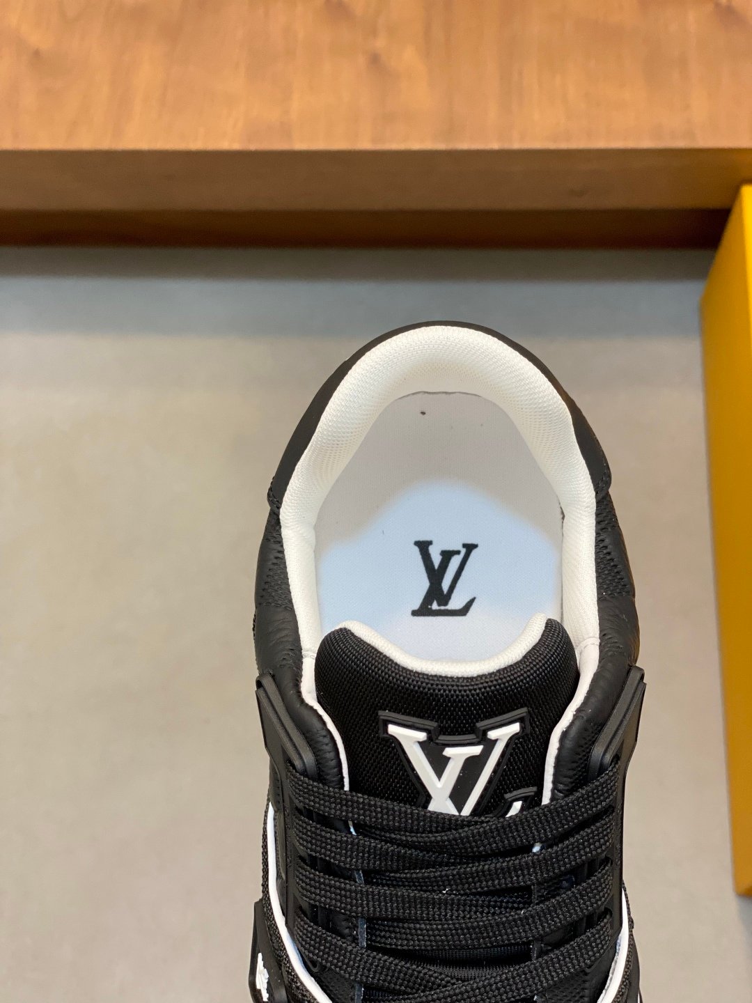 Louis Vuitton一比一黑色運動鞋LV Monogram壓紋潮流百搭休閒款