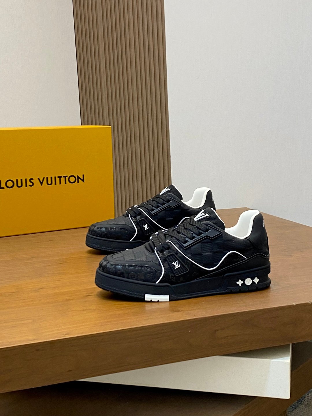 Louis Vuitton一比一黑色運動鞋LV Monogram壓紋潮流百搭休閒款