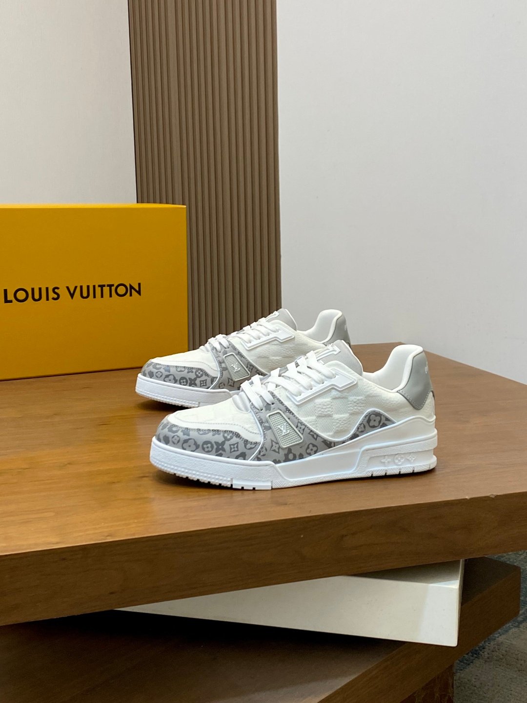 Louis Vuitton高仿白灰拼接運動鞋LV Monogram壓紋休閒百搭潮流款