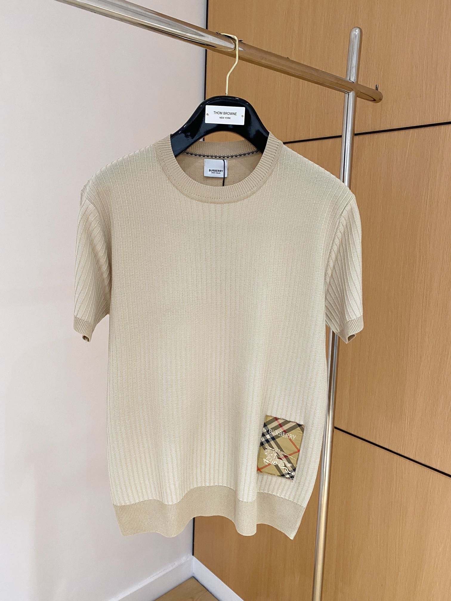 Burberry高仿針織短袖上衣細緻坑條設計拼接格紋口袋簡約百搭英倫風格