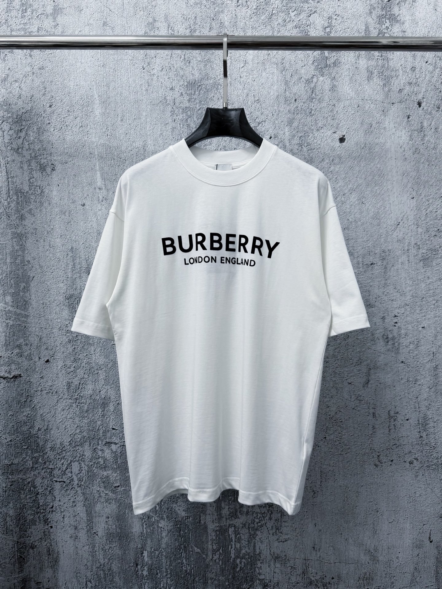Burberry高仿短袖T恤經典字母印花弧形設計簡約百搭清爽英倫風格
