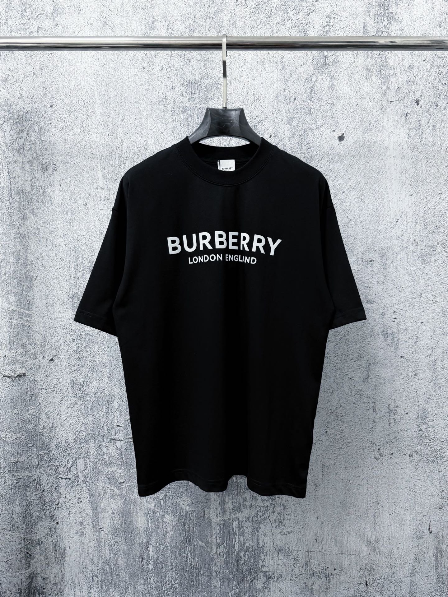 Burberry高仿網站短袖T恤經典字母印花設計黑色百搭簡約英倫風格