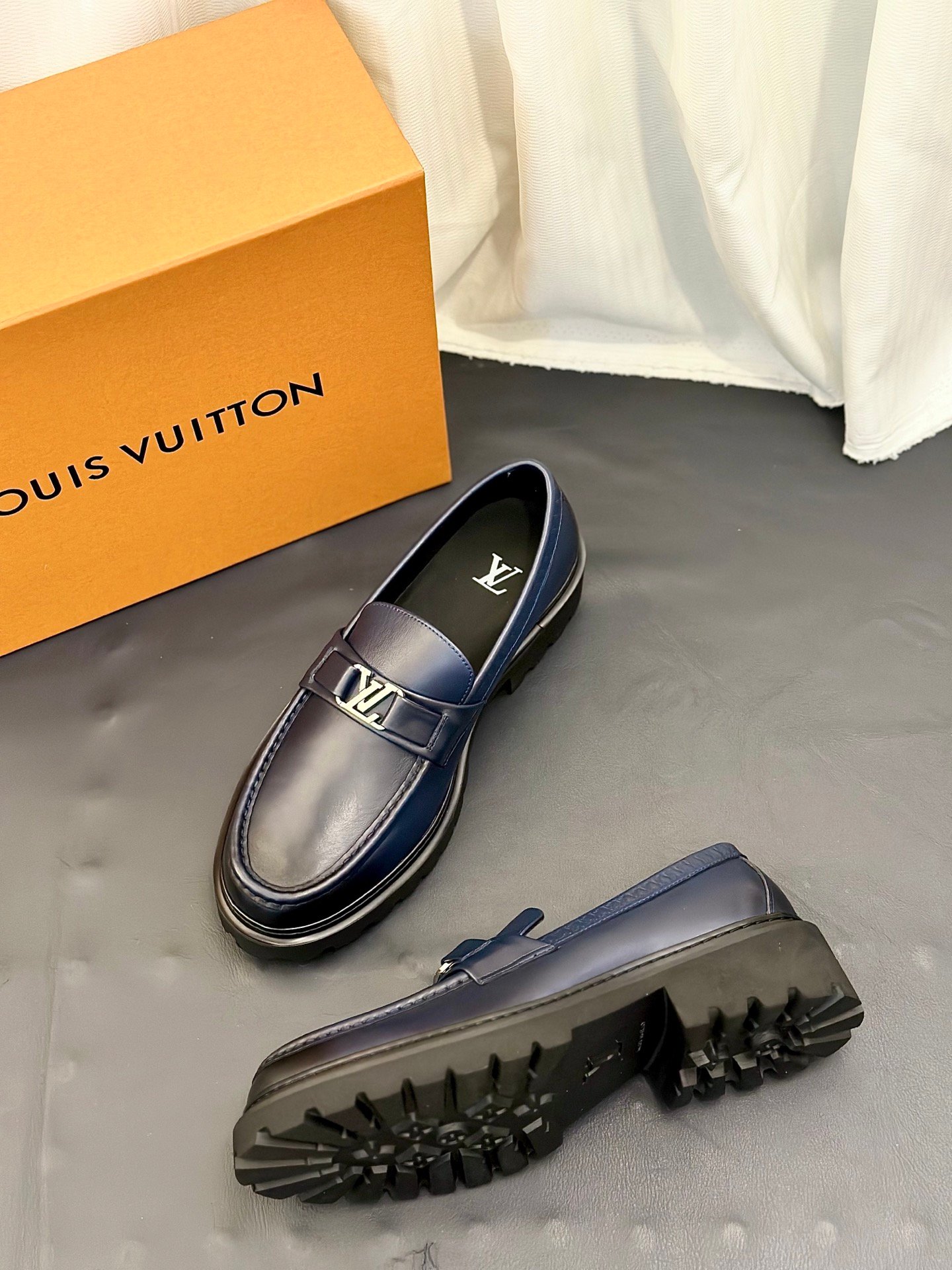 Louis Vuitton高仿男士深藍皮革樂福鞋LV金屬扣設計商務休閒百搭款