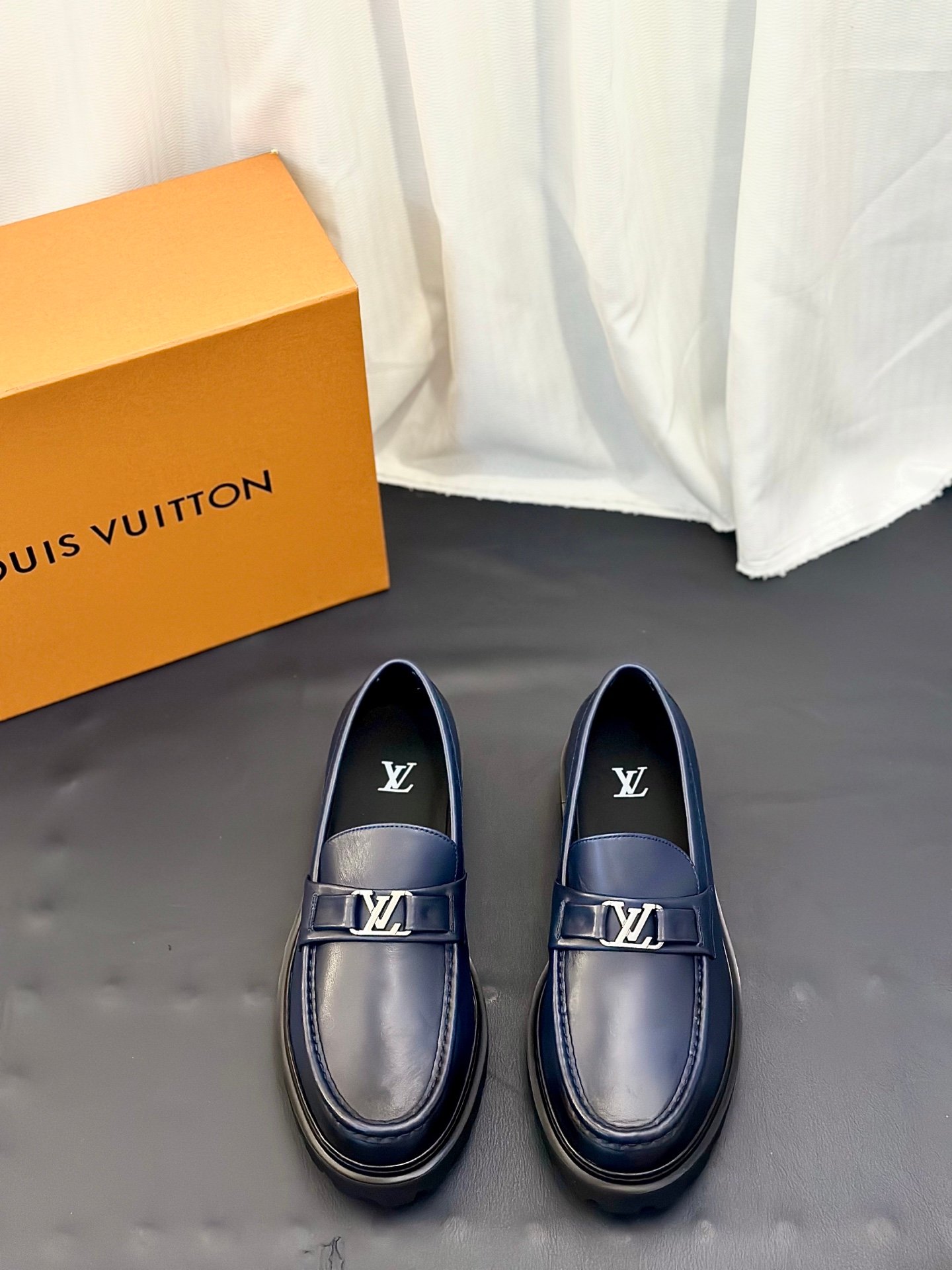 Louis Vuitton高仿男士深藍皮革樂福鞋LV金屬扣設計商務休閒百搭款