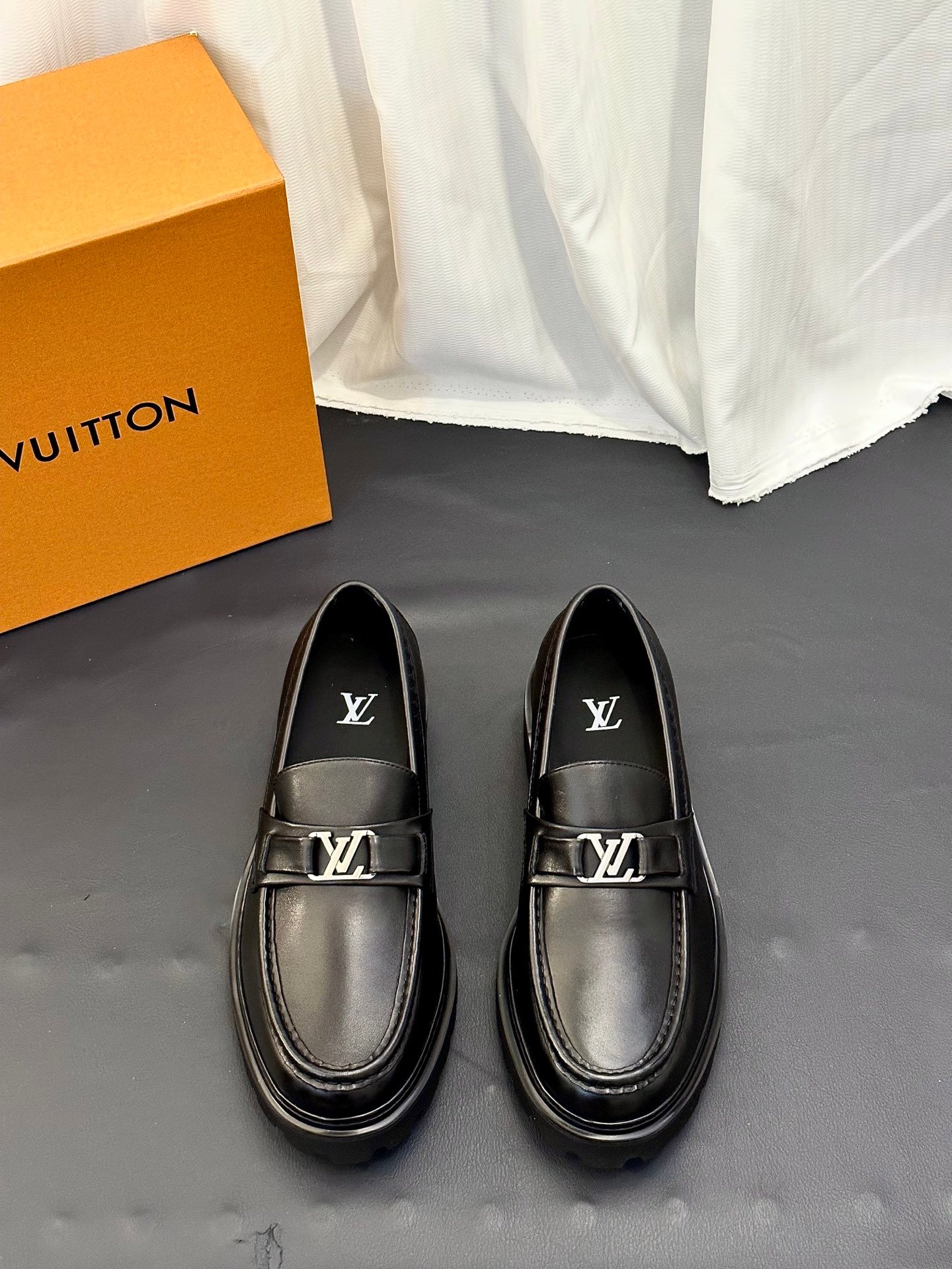 Louis Vuitton高仿男士黑色皮革樂福鞋LV金屬扣商務休閒百搭經典款