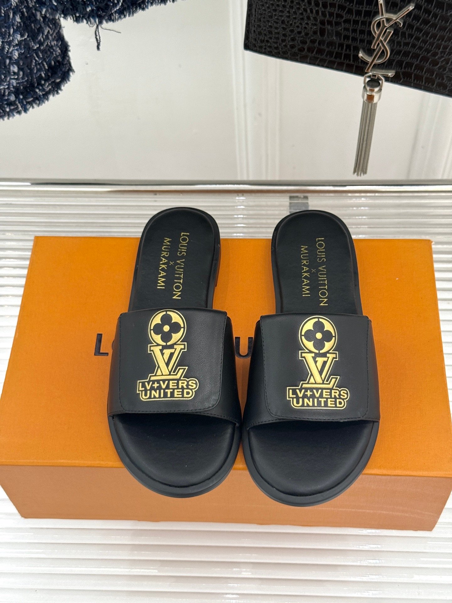 Louis Vuitton高仿黑色拖鞋Murakami聯名LV金標Logo經典百搭休閒款