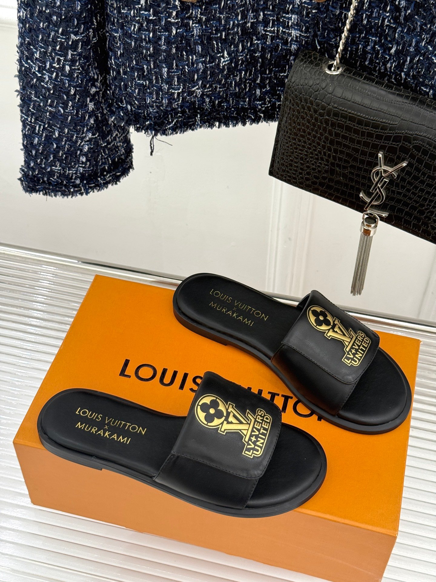 Louis Vuitton高仿黑色拖鞋Murakami聯名LV金標Logo經典百搭休閒款