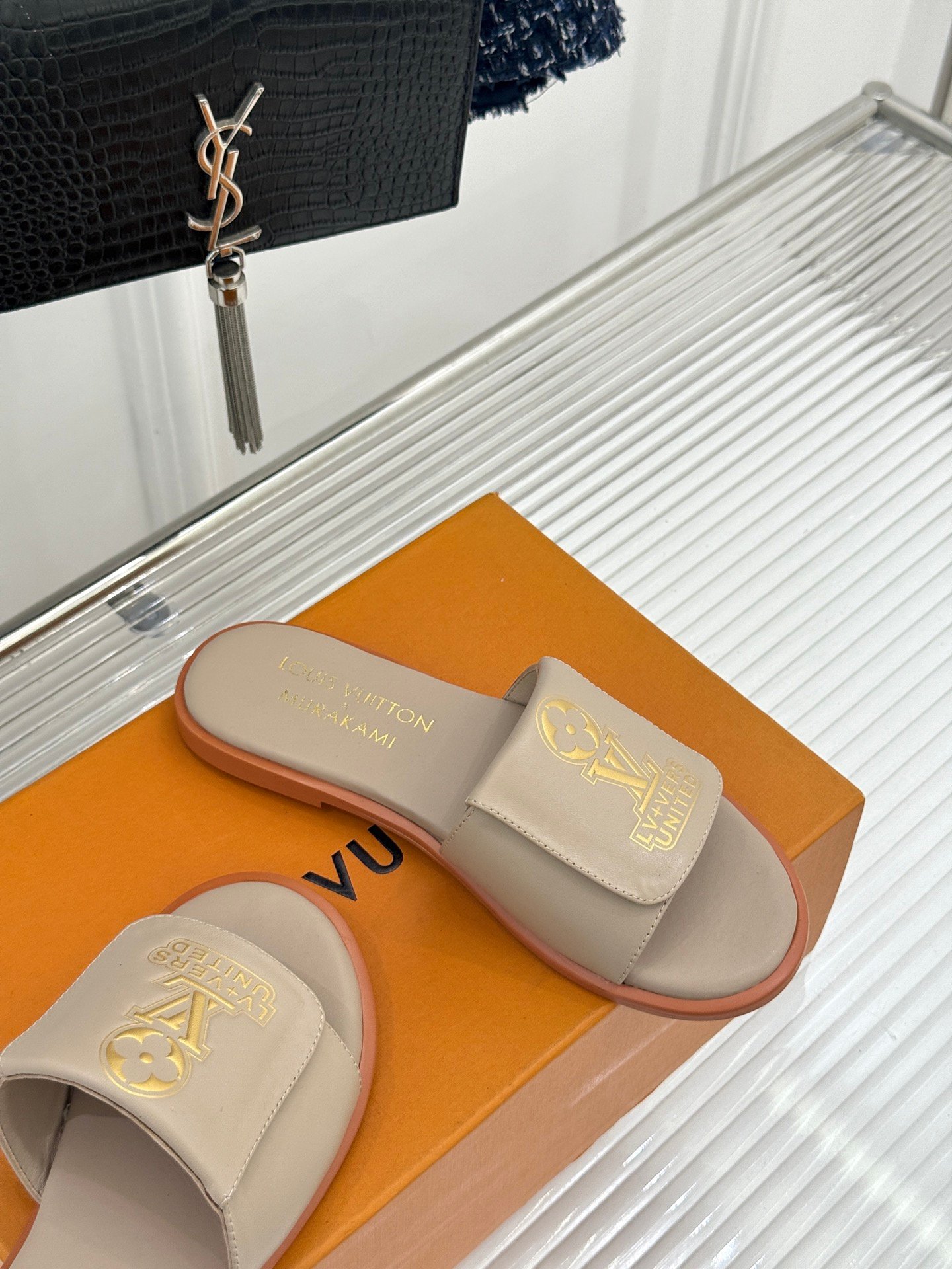 Louis Vuitton高仿杏色拖鞋Murakami聯名LV Logo溫柔質感百搭款