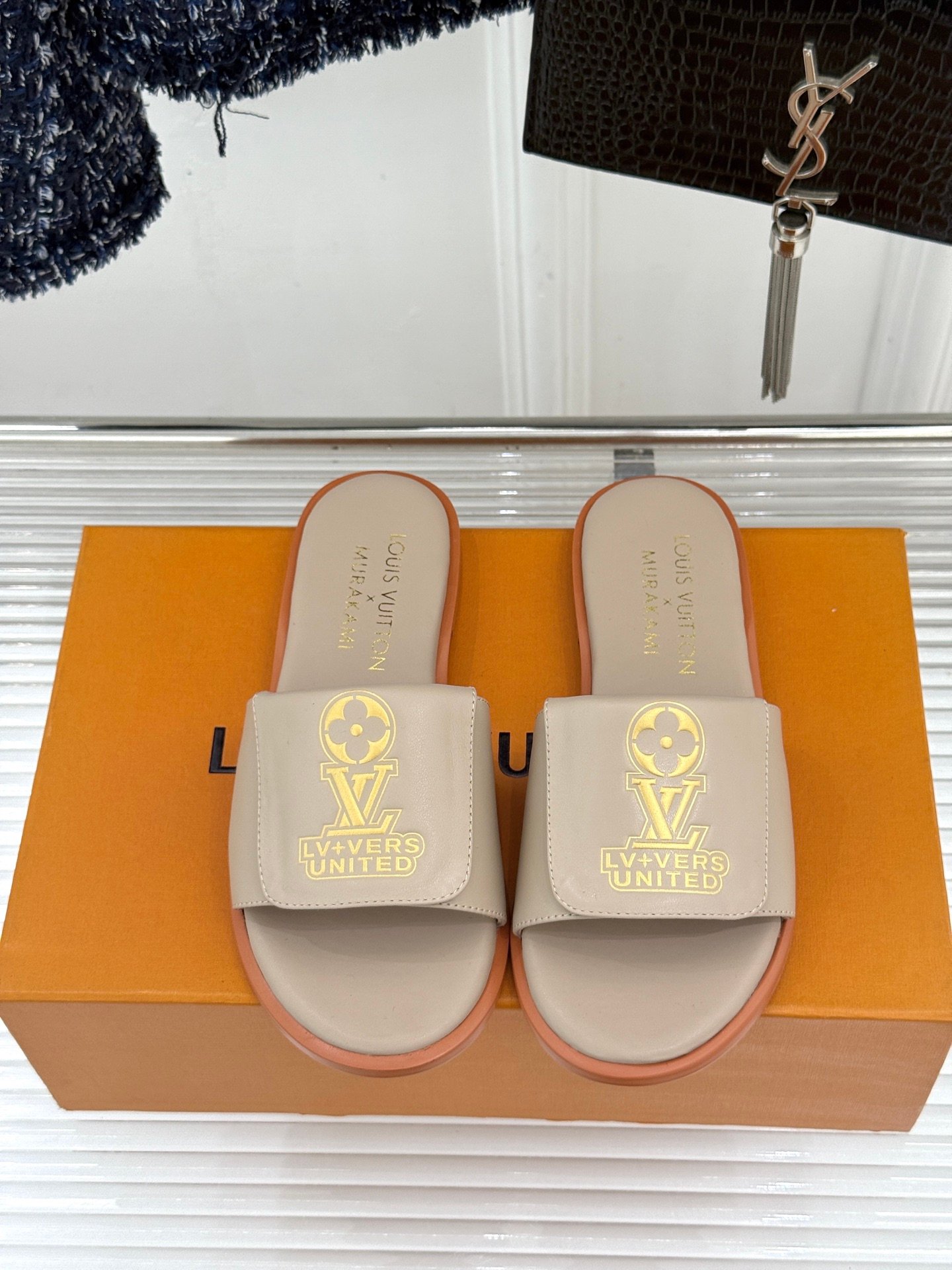 Louis Vuitton高仿杏色拖鞋Murakami聯名LV Logo溫柔質感百搭款