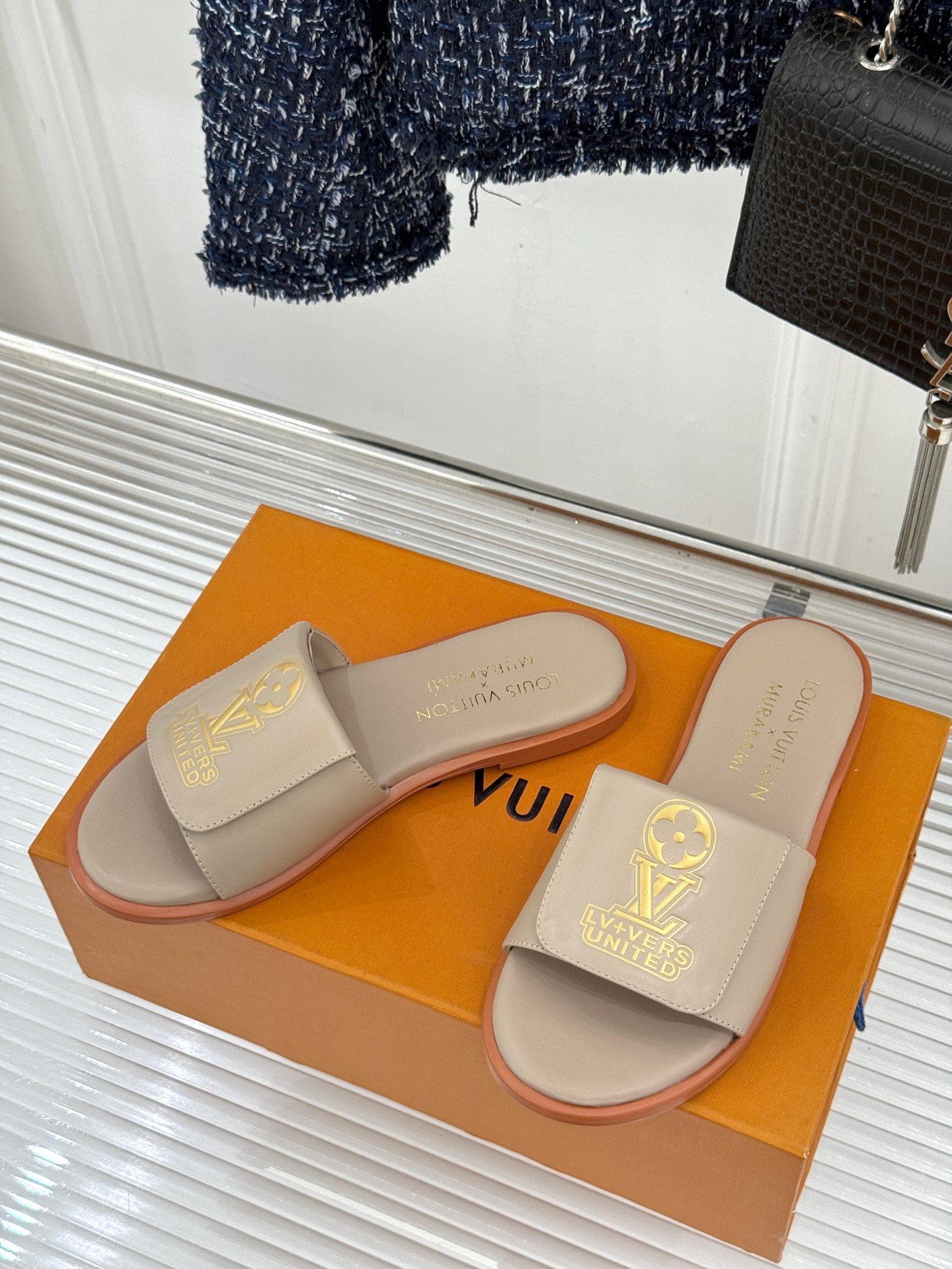 Louis Vuitton高仿杏色拖鞋Murakami聯名LV Logo溫柔質感百搭款