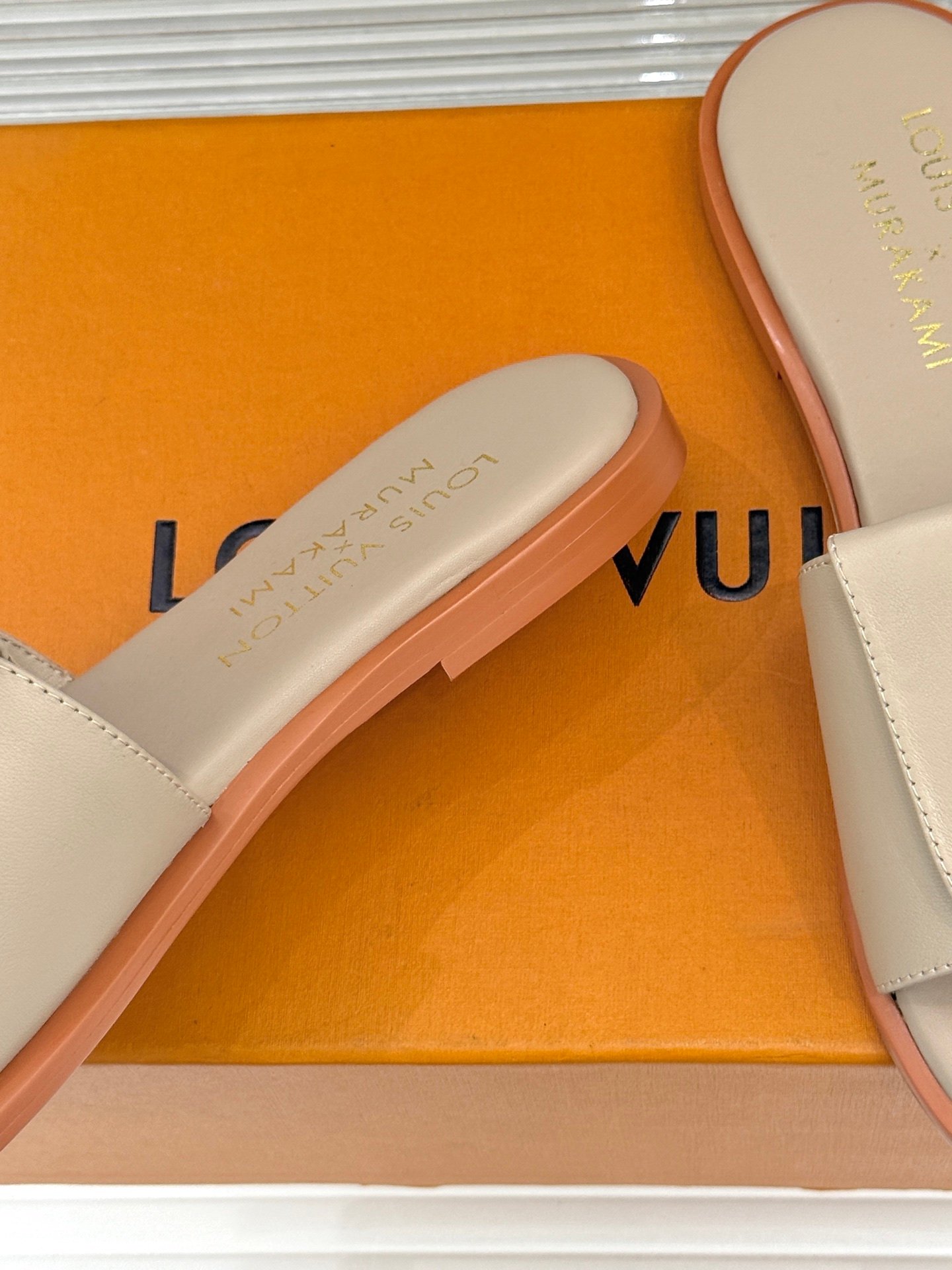 Louis Vuitton高仿杏色拖鞋Murakami聯名LV Logo溫柔質感百搭款