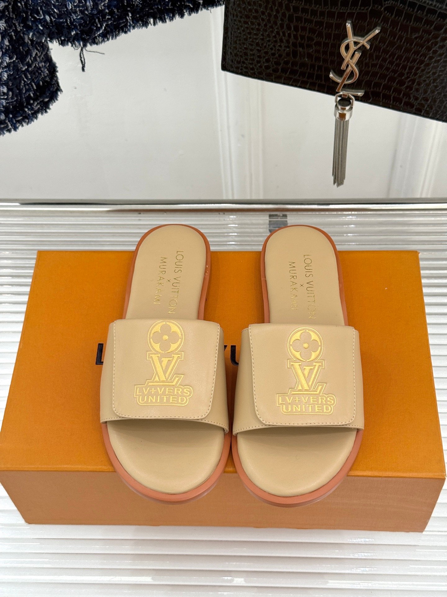 Louis Vuitton高仿米色拖鞋Murakami聯名LV Logo休閒百搭夏日款