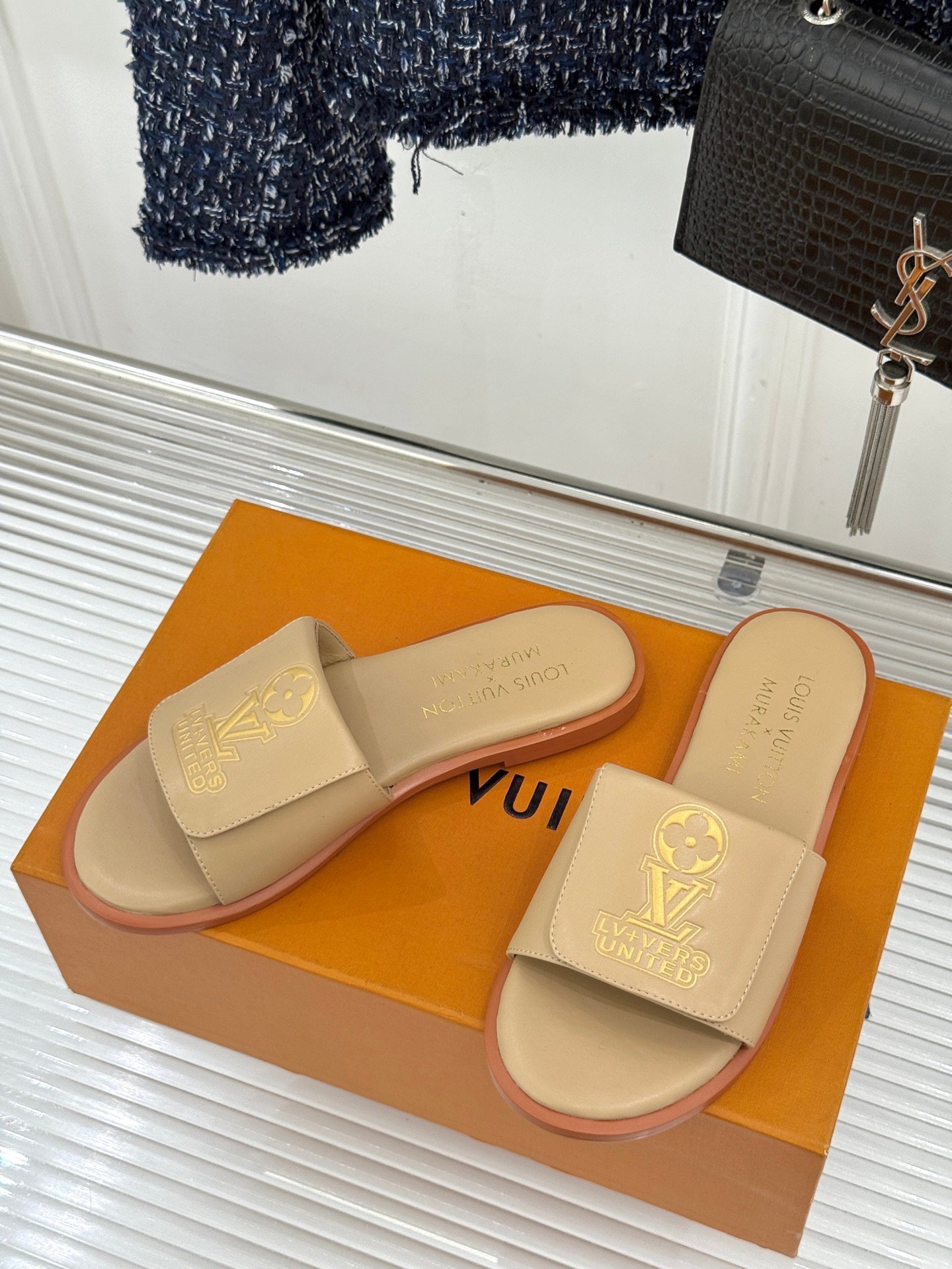 Louis Vuitton高仿米色拖鞋Murakami聯名LV Logo休閒百搭夏日款