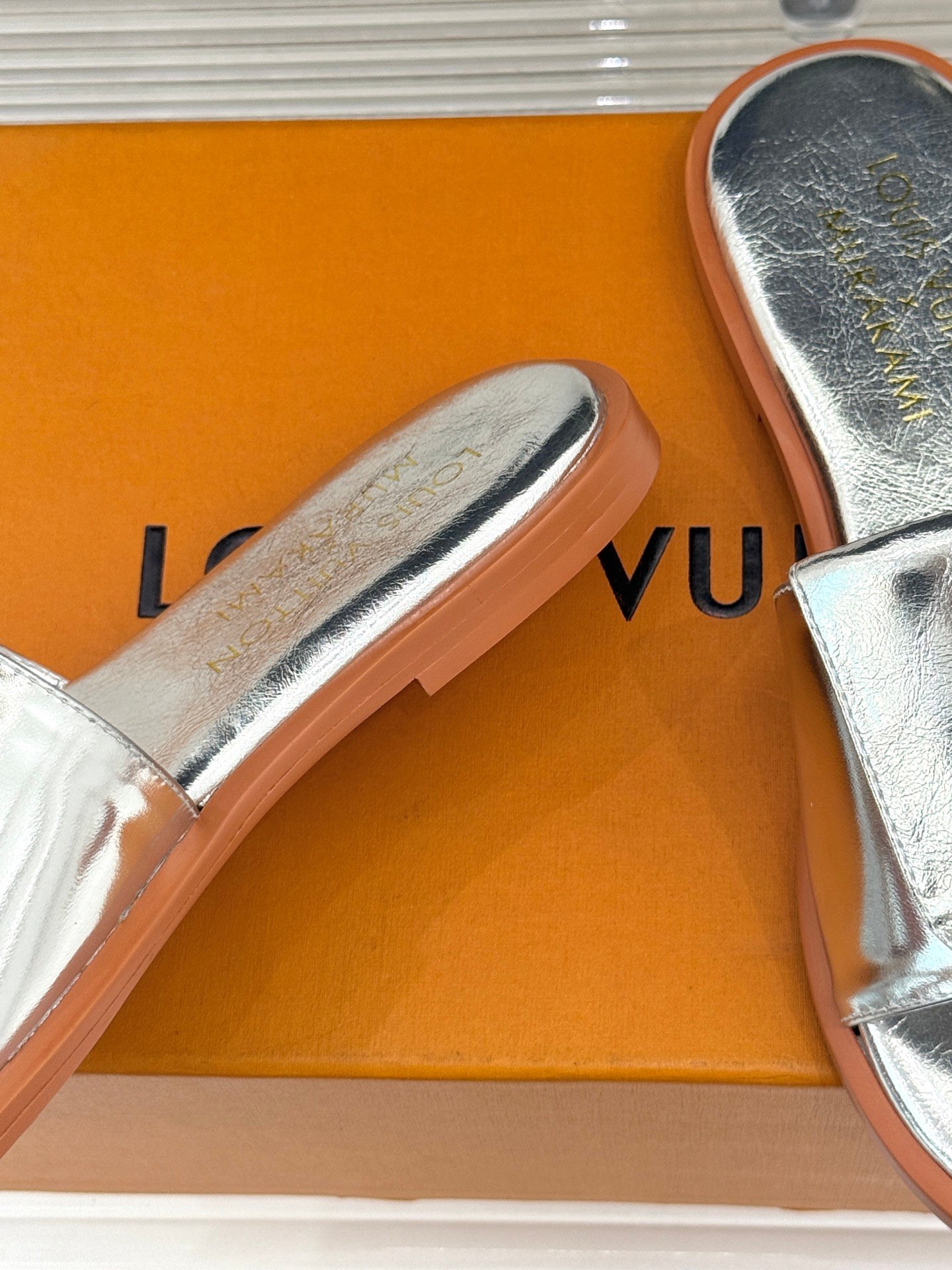 Louis Vuitton頂級原單銀色拖鞋LV立體Logo時尚亮面夏日休閒款