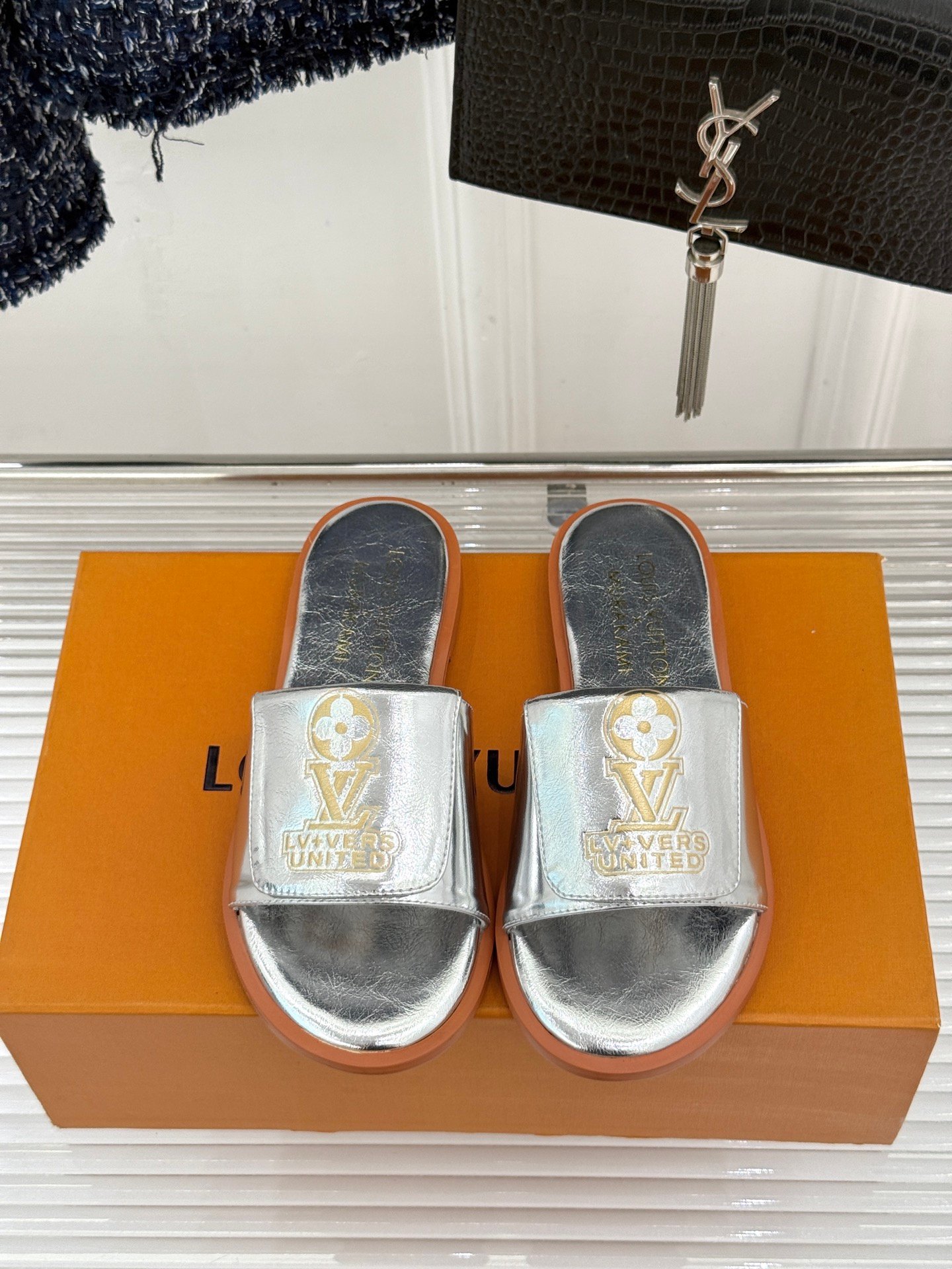 Louis Vuitton頂級原單銀色拖鞋LV立體Logo時尚亮面夏日休閒款