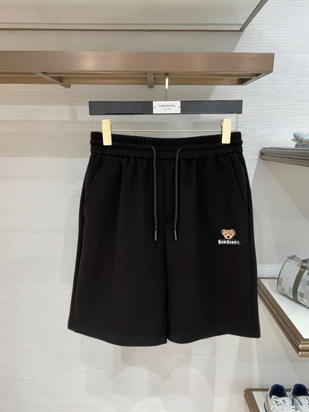Burberry高仿休閒短褲小熊刺繡設計鬆緊抽繩百搭款英倫潮流風格