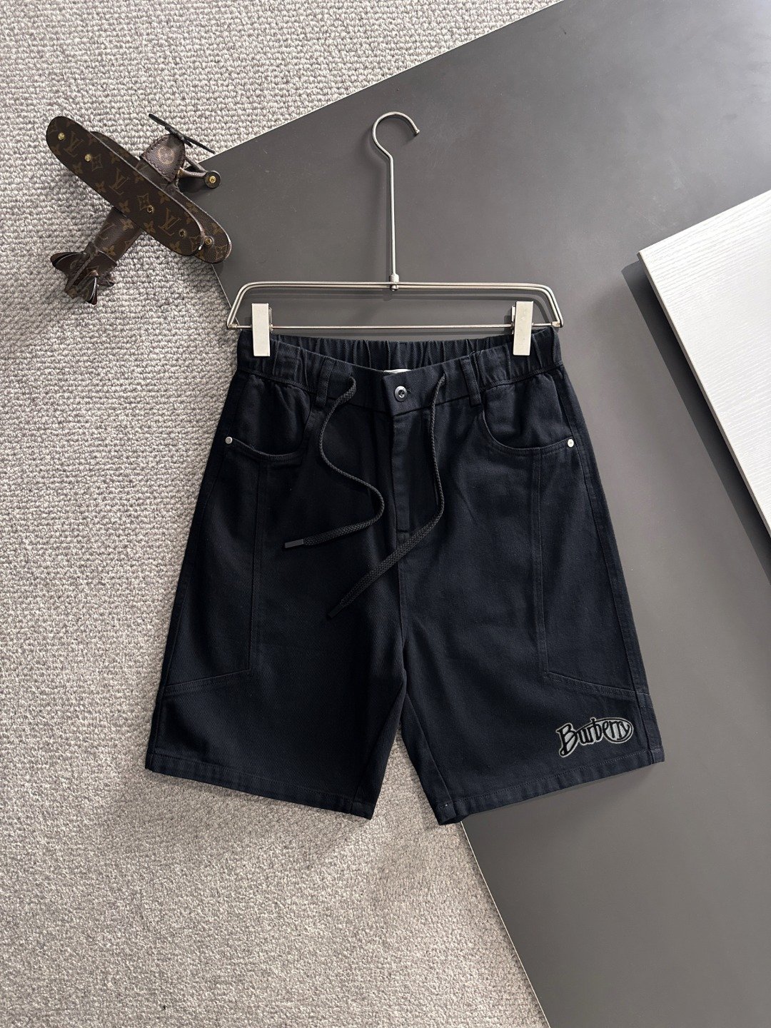 Burberry高仿刺繡Logo休閒短褲抽繩鬆緊腰設計簡約百搭英倫潮流風格